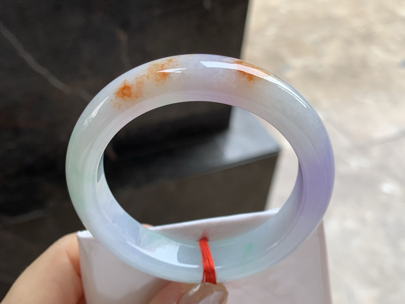 51.5-12.3-8.4

细糯特色手镯^_^底子细腻 有特色～