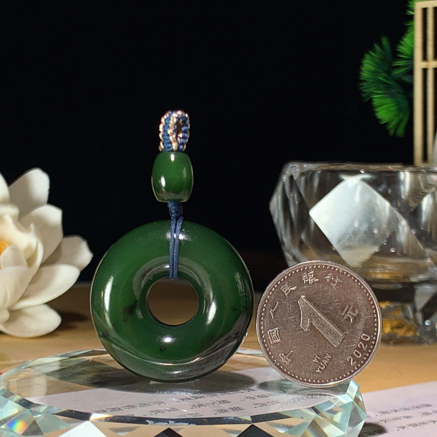 和田玉菠菜绿俄罗斯碧玉复古平安扣挂件 尺寸29/10重16.5克，玉质细腻油润 底色纯净 脂粉好，品质好！lt260425