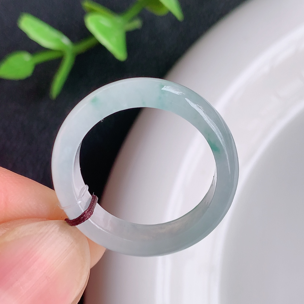 冰润飘花精美素圈翡翠戒指  玉质细腻  冰清玉润  飘花灵动  颜色漂亮  W 449.22内径尺寸：18-5.8-3mm