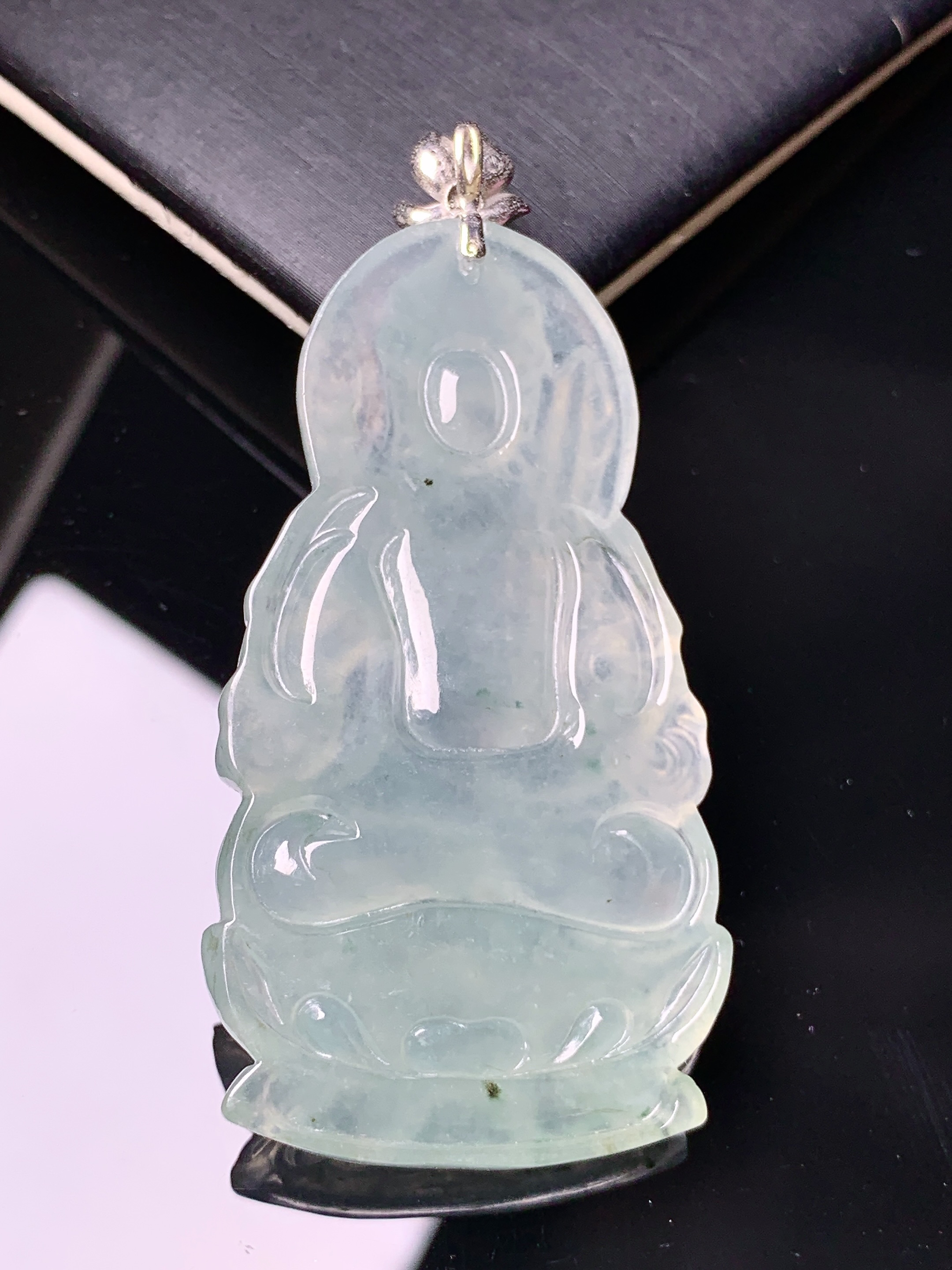 18k金镶嵌冰种大势至观音菩萨吊坠 玉质细腻 色泽艳丽清新 水润亮眼 整体尺寸58.8*27.8*5.5c1