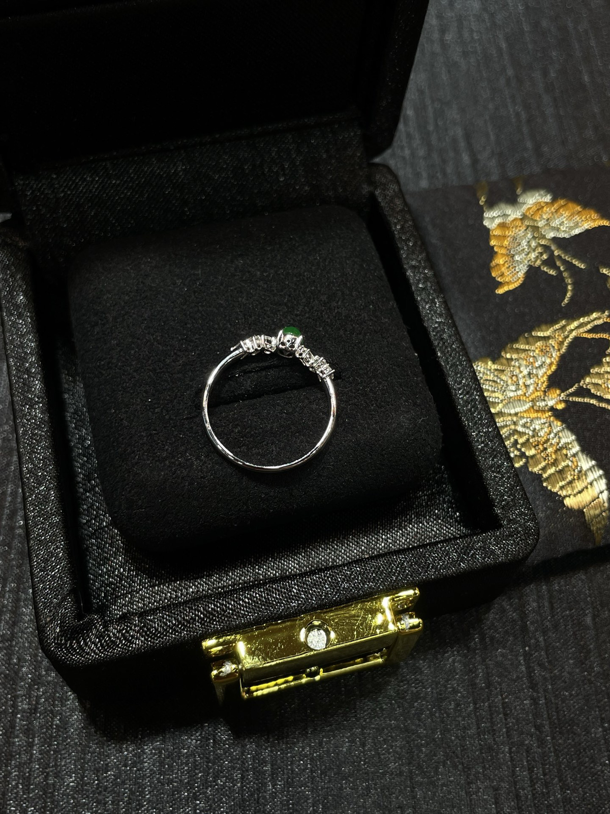 冰种 满色 阳绿 起光 mini小蛋面戒指
18k金镶嵌..