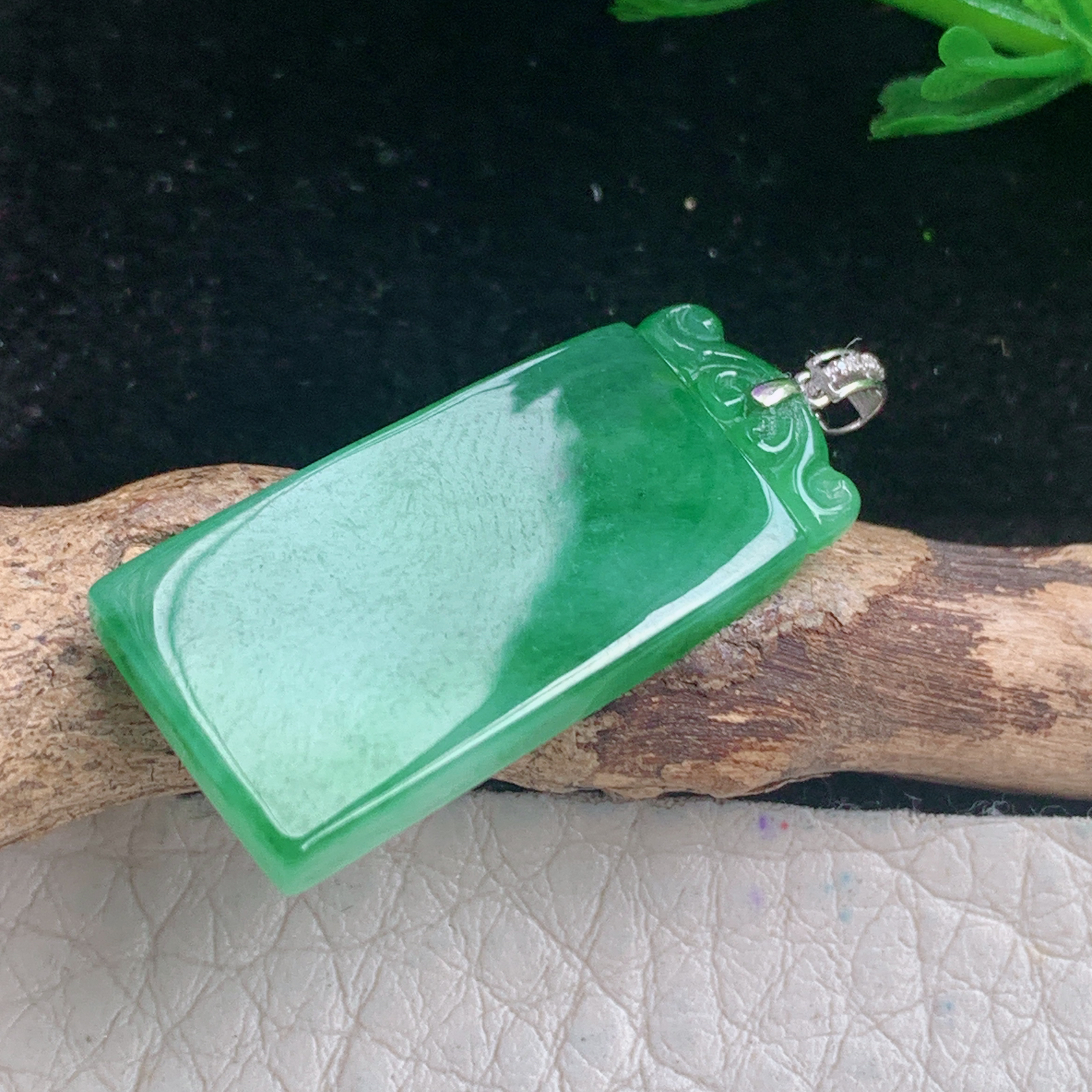 lz实拍26.2*12.5*3.3天然缅甸翡翠满绿平安无事牌玉吊坠 玉挂件