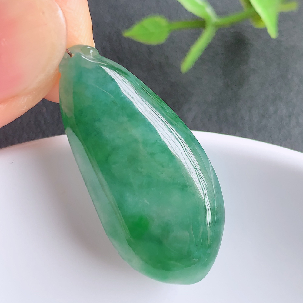 冰润福瓜翡翠吊坠，呱呱来财，福气满满的美好寓意，清新自然  沁人心脾，造型独特，清秀高雅  W357.22尺寸：34-15.8-5mm