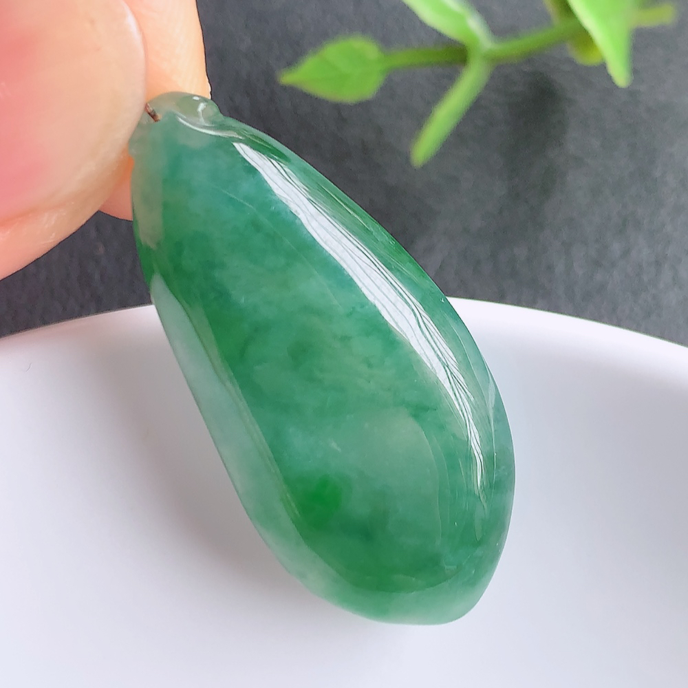 冰润福瓜翡翠吊坠，呱呱来财，福气满满的美好寓意，清新自然  沁人心脾，造型独特，清秀高雅  W357