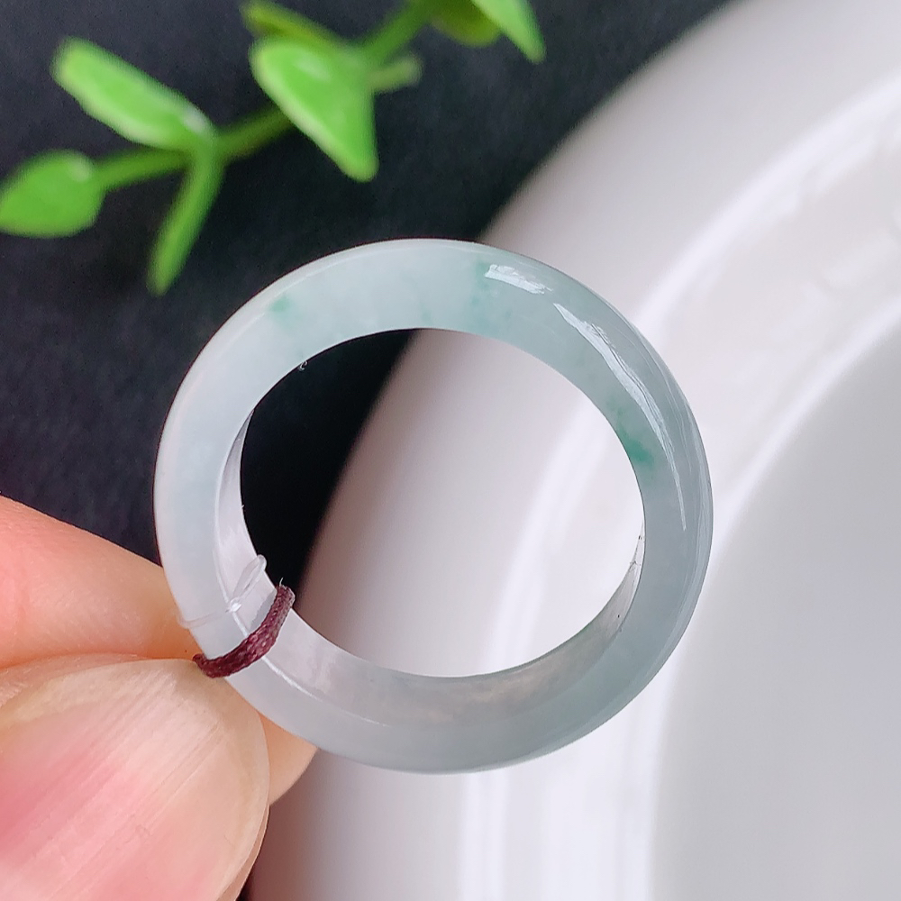 冰润飘花精美素圈翡翠戒指  玉质细腻  冰清玉润  飘花灵动  颜色漂亮  W 449.22内径尺寸：18-5.8-3mm