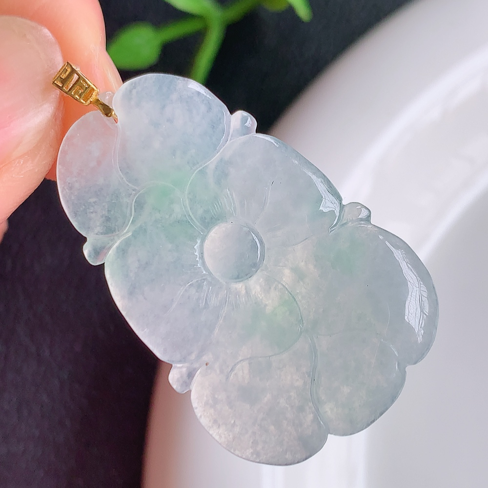 18k金扣冰润飘花荷叶吊坠  荷叶花开富贵，水为财，愿人生如鱼得水”俏色巧雕，清秀高雅，线条流畅优美，颜色靓丽，佩戴效果优雅迷人！性价比超高！W  449.22尺寸：33.5-21.8-3.2mm