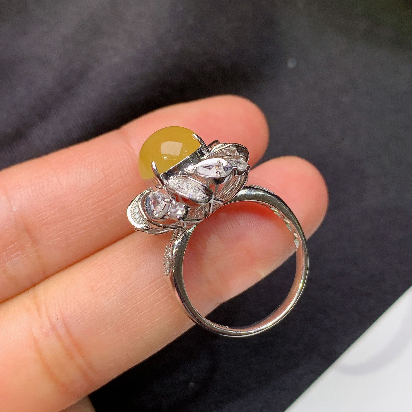 冰黄翡蛋面戒指，18k金镶嵌，冰润鲜艳，玉质细腻，种水足，Ych 尺寸9.3*8.7*4.5