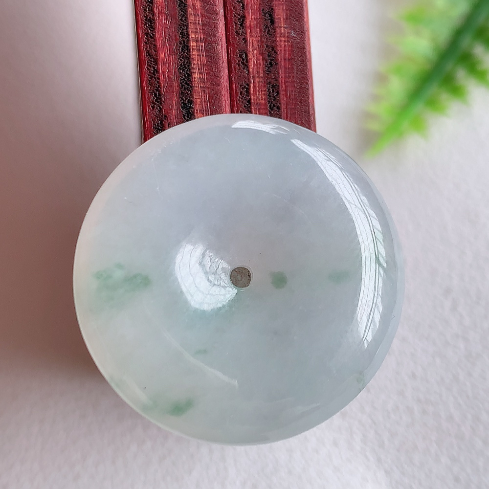 冰润飘花平安扣挂件 吊坠 质地细腻，温润而泽，精雕平安扣光滑圆润，平安扣佑平安，赋予平安无事的意念，寓意守护，随心如意，无事无忧  W357.22尺寸：25.2-5.8mm