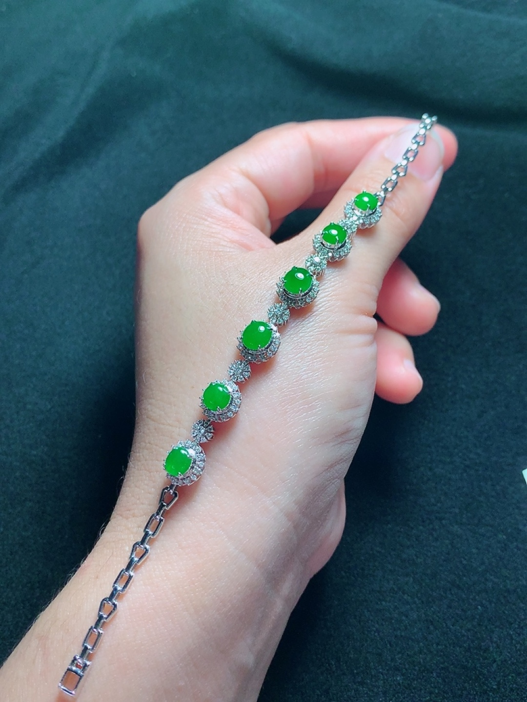 ️18k金镶嵌冰种阳绿蛋面手链，种老水头好，又冰又润，饱满：9.3/8.8/7.2mm裸石：6.1