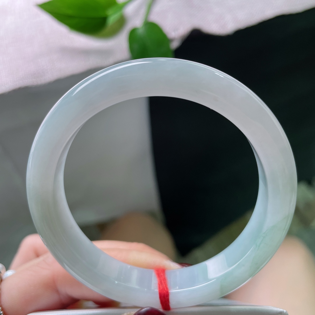 55.7/11.8/8.2绿底正圈，水润细腻，清新简约大方，无裂，ss51588a