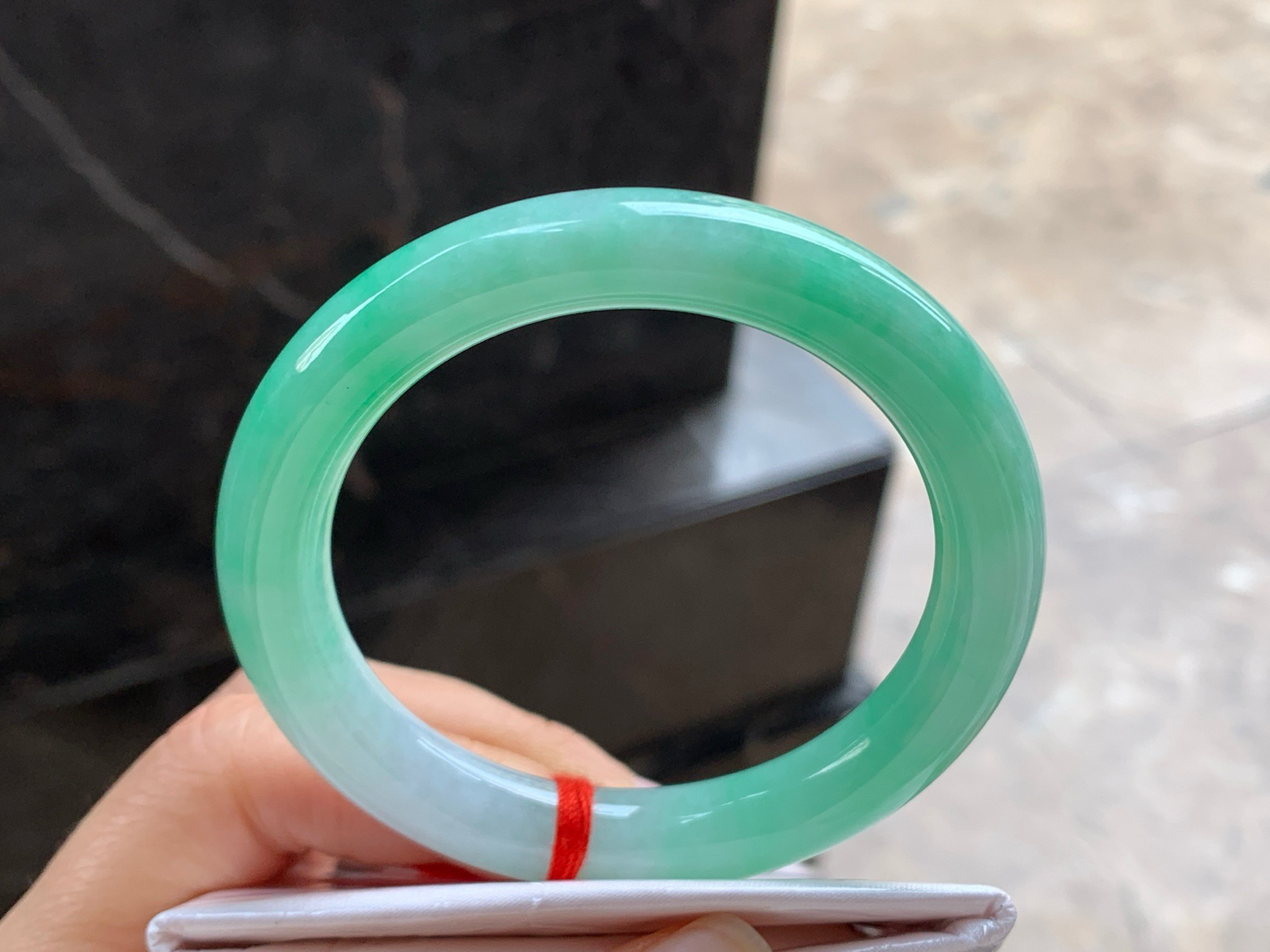 52.5-9.5

带色圆条手镯^_^玉质温润