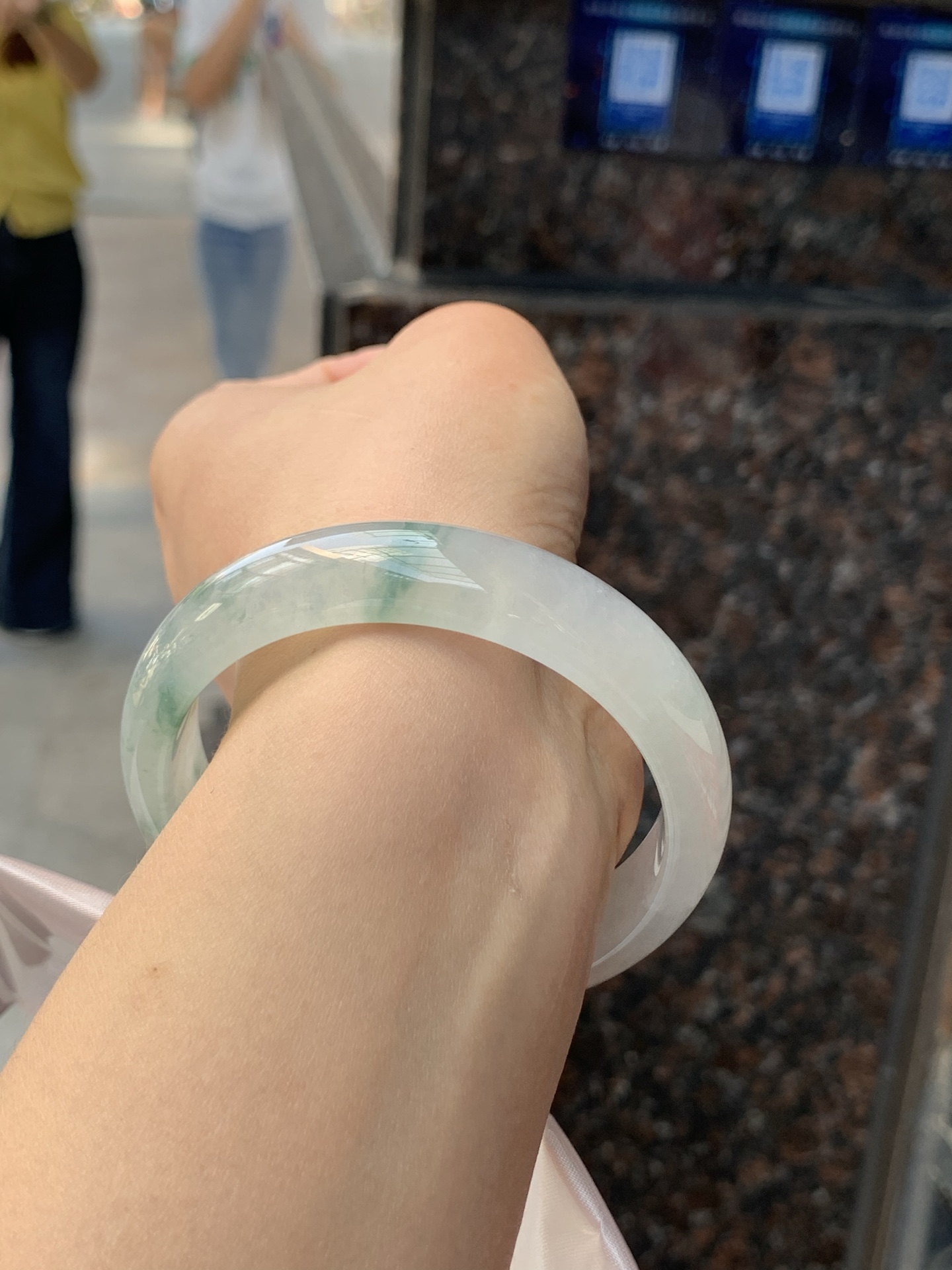 冰飘花正圈，57.6/13.9/7.5，0425-N483，无裂，打灯棉线，底妆冰透细腻，冰底中开出了朵朵兰花，飘花灵动飘逸，半山半水，勾勒出一幅唯美诗意的山水意境画，古典优雅。