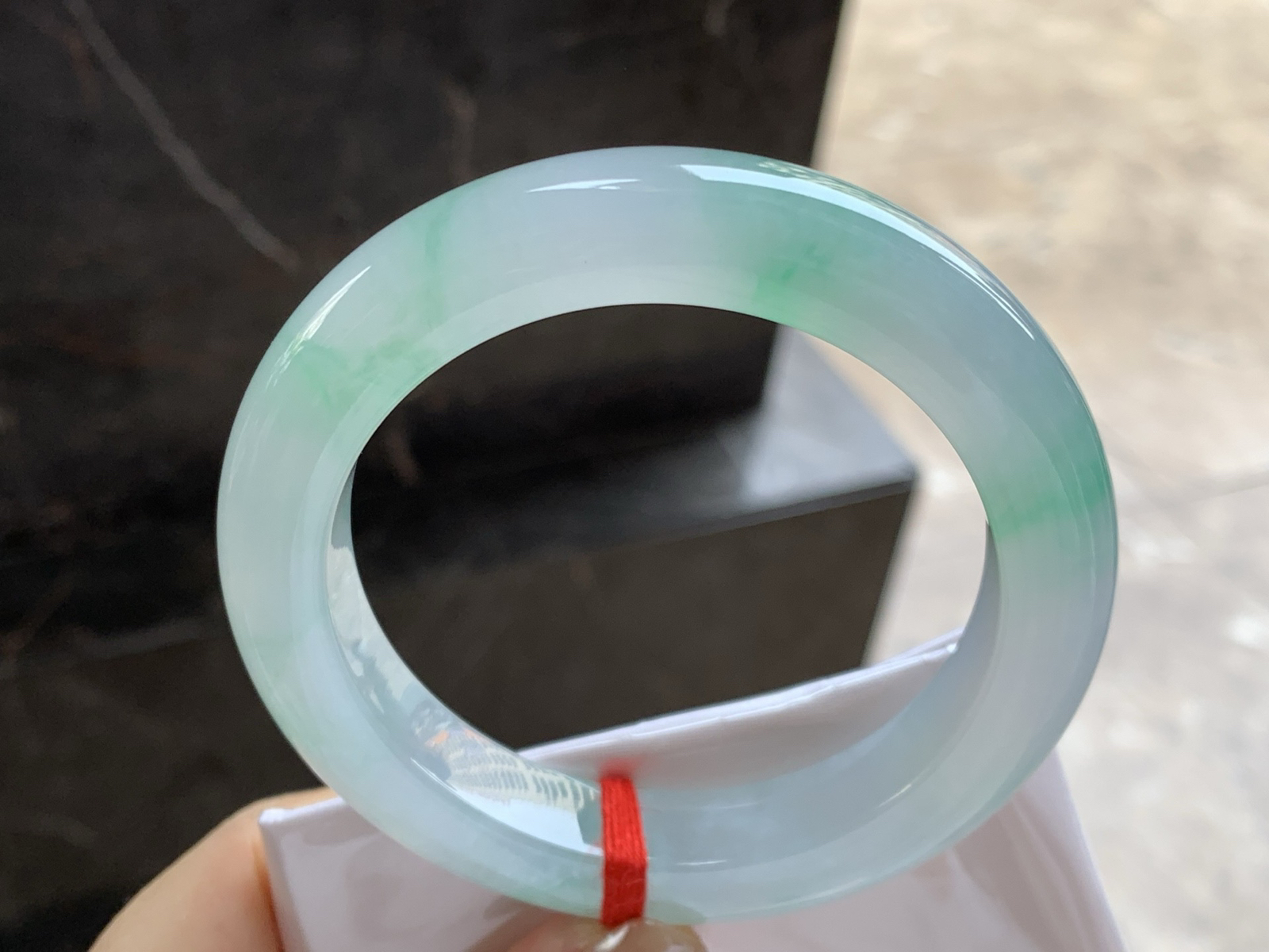 60-12.1-11.2

冰种带色大圈口手镯^_^有种有色～品质大圈口