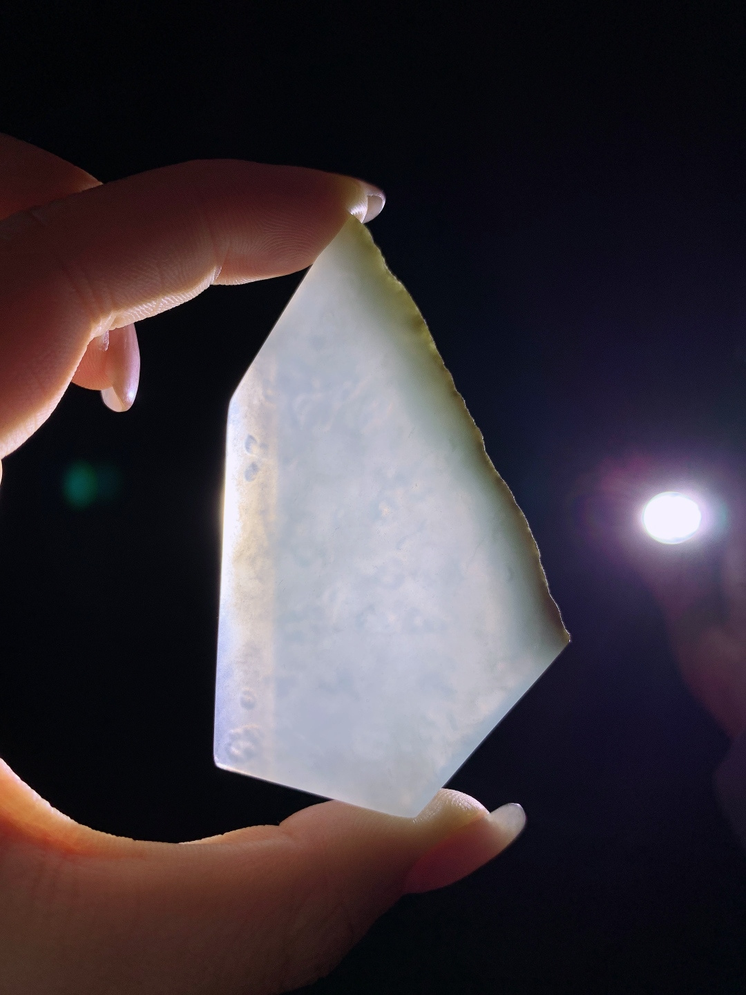 ️白冰/牌子料/片料/板料/特色料，可做牌子、人物、山水、动物、花件……等推荐参考，76.8/44.3/6.2，38.7克，冰魄凝清露，玉心映月华。如将寒潭月色凝于方寸，这方白冰料自带清透空灵的禅意，冰底莹润似霜，柔光内敛如月华，不染一丝尘杂，以极简的清宁，诠释着玉石的纯粹之美。