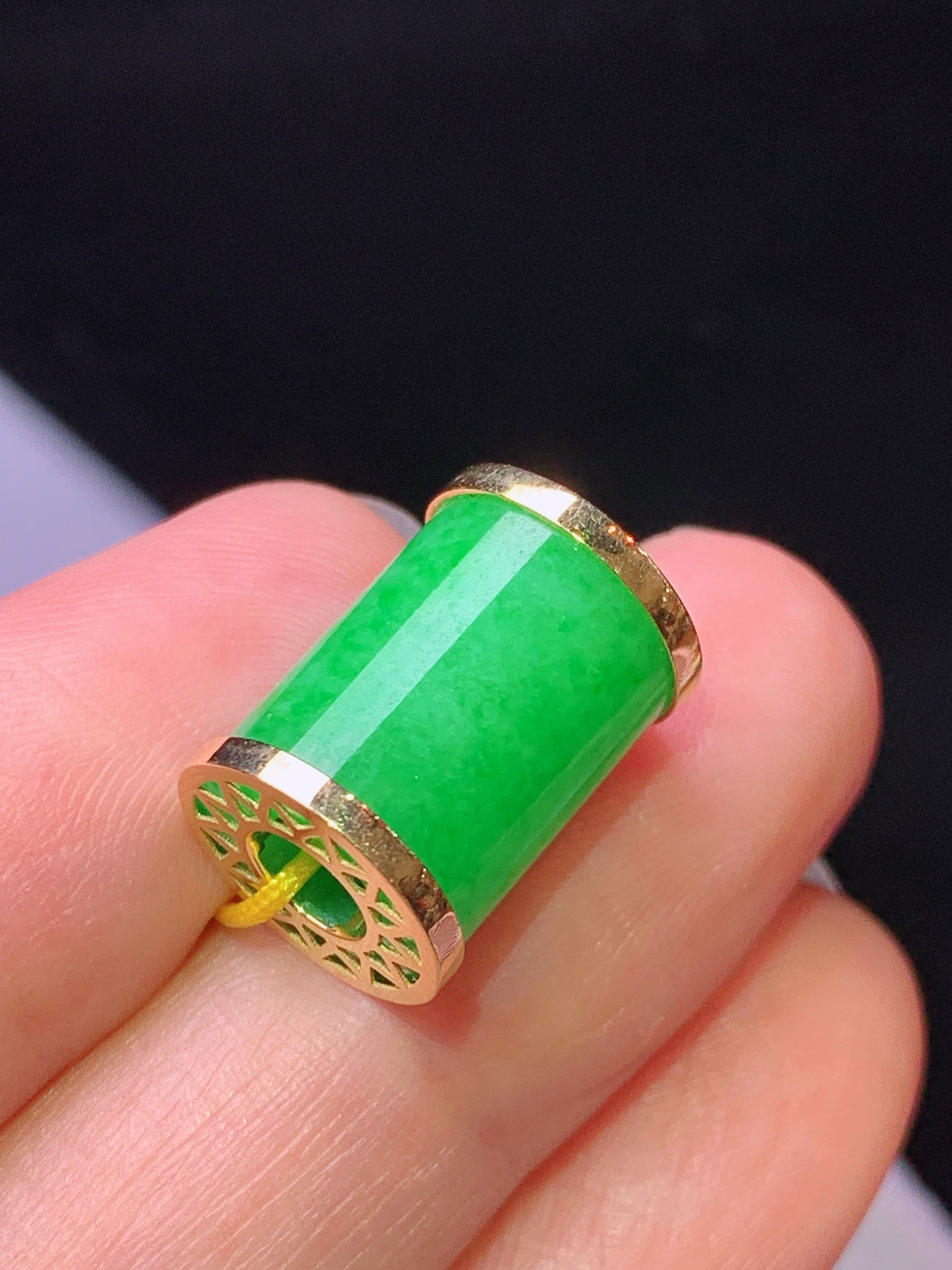 18k金镶嵌冰阳绿路路通吊坠 玉质细腻 色泽艳丽清新 水润亮眼 整体尺寸10*10*11.6b1