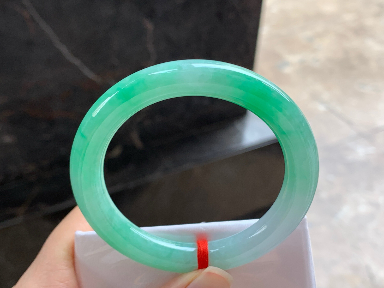 52.5-9.5

带色圆条手镯^_^玉质温润