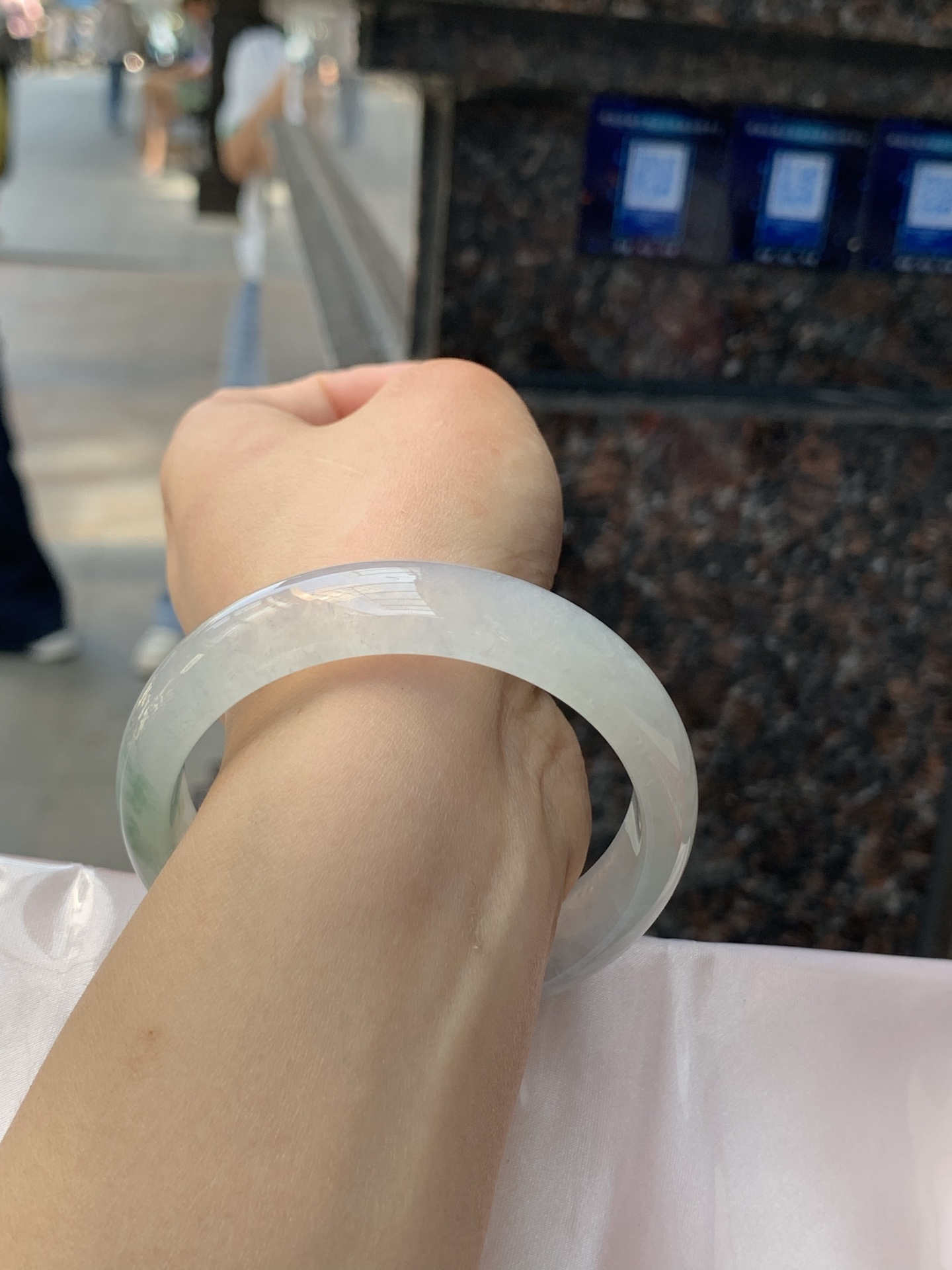 冰飘花正圈，57.6/13.9/7.5，0425-N483，无裂，打灯棉线，底妆冰透细腻，冰底中开出了朵朵兰花，飘花灵动飘逸，半山半水，勾勒出一幅唯美诗意的山水意境画，古典优雅。