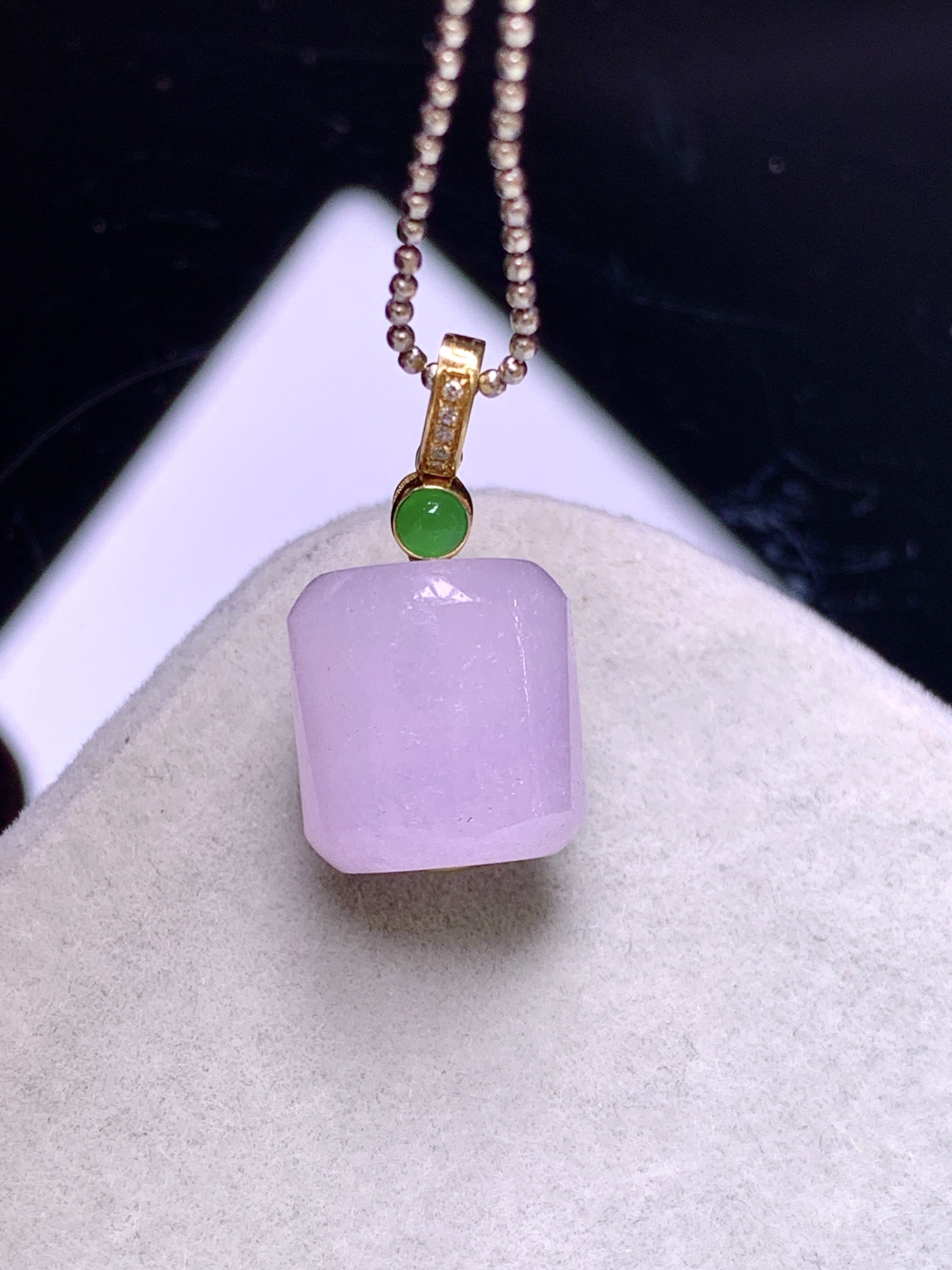 18k金钻镶嵌紫罗兰路路通吊坠 玉质细腻 色泽艳丽清新 水润亮眼 整体尺寸19.6*10.2*10.5b1