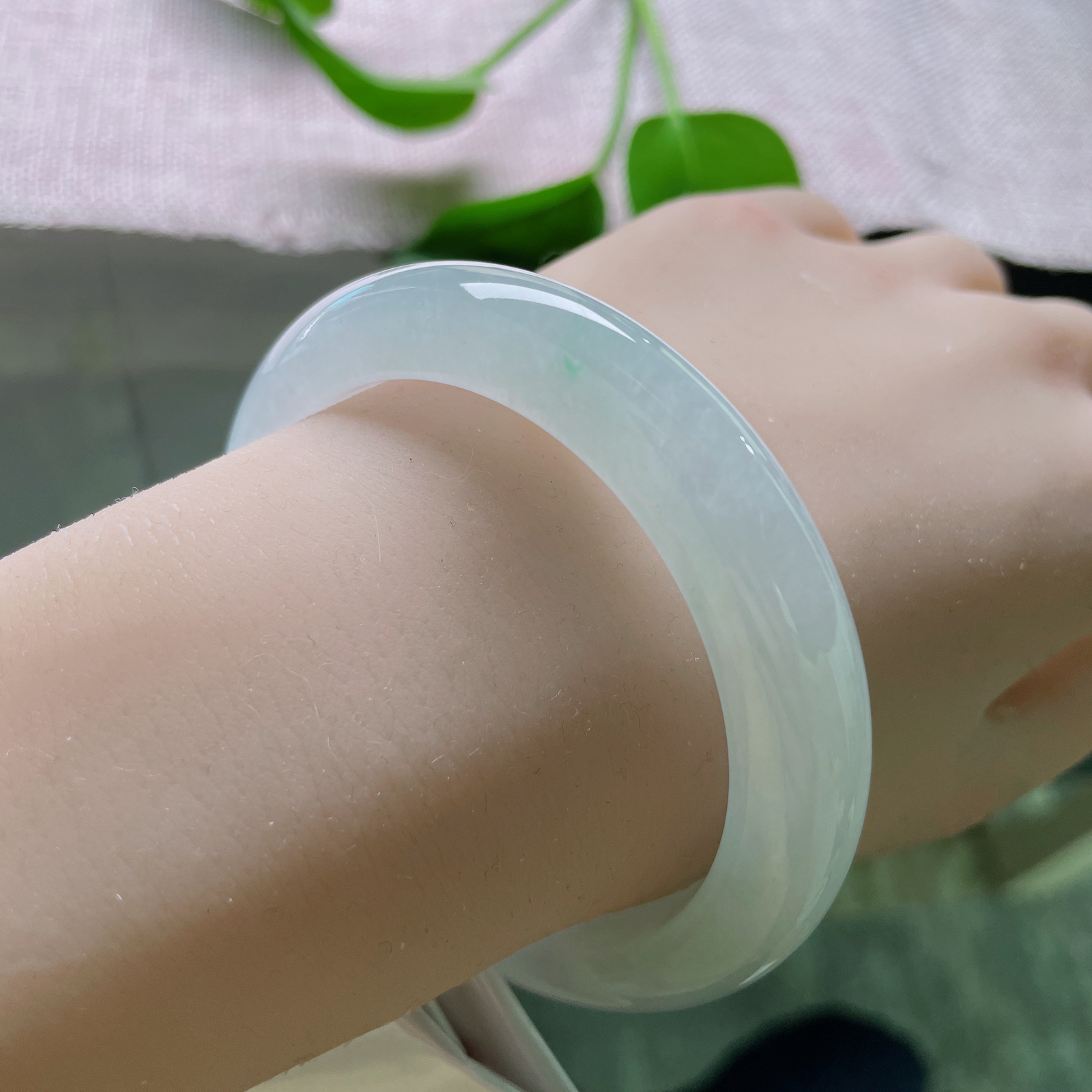 56.3/11.6/8.8，冰晴底正圈，腕上一轮冰月，映得出红尘，却不染尘..ss49462a