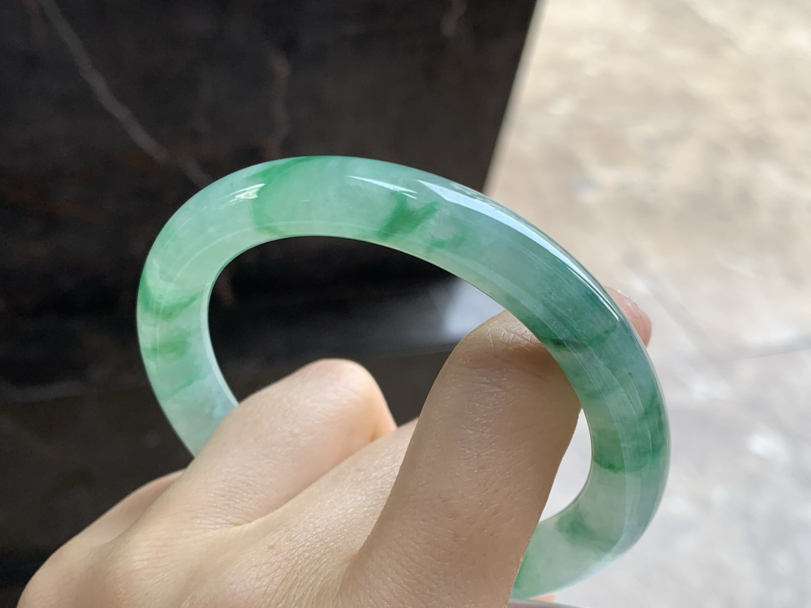 56.5-9.9

飘绿花圆条手镯^_^水润十足 绿花点缀