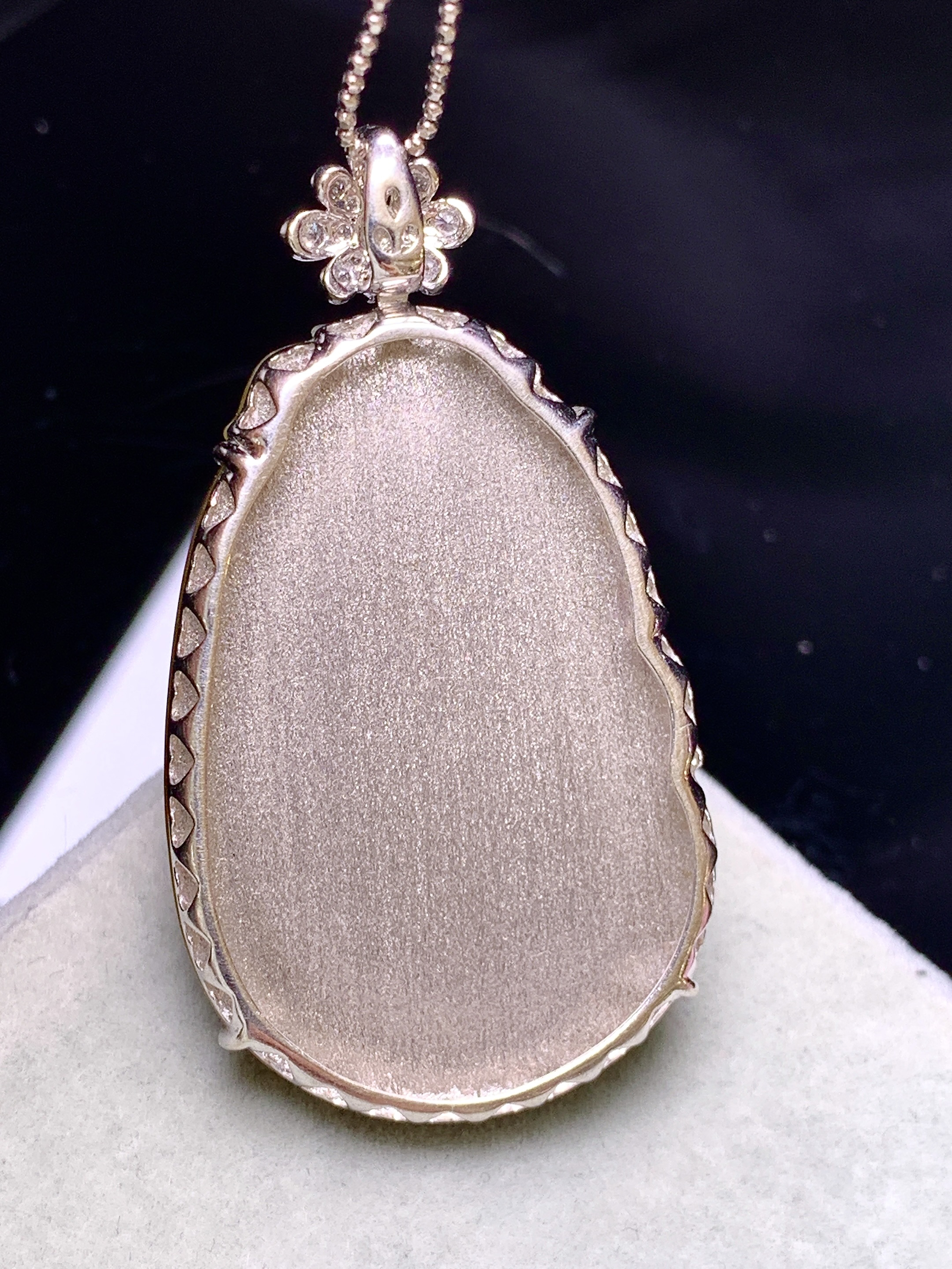 18k金钻镶嵌黄翡如意吊坠 玉质细腻 色泽艳丽清新 水润亮眼 整体尺寸47*26*6.5b1