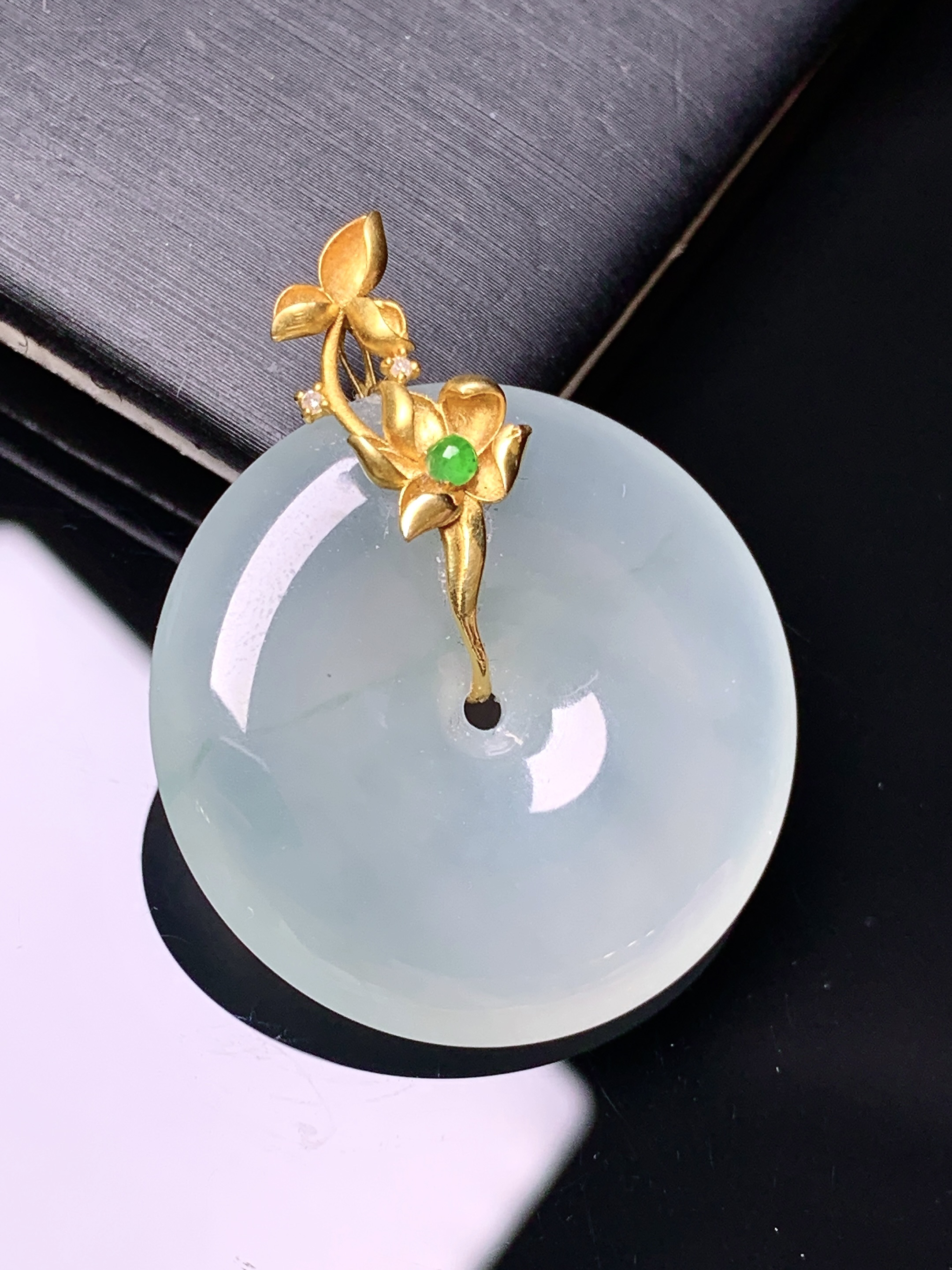 18k金钻镶嵌冰种平安扣吊坠 玉质细腻 色泽艳丽清新 水润亮眼 整体尺寸34*27.3*5.7yz