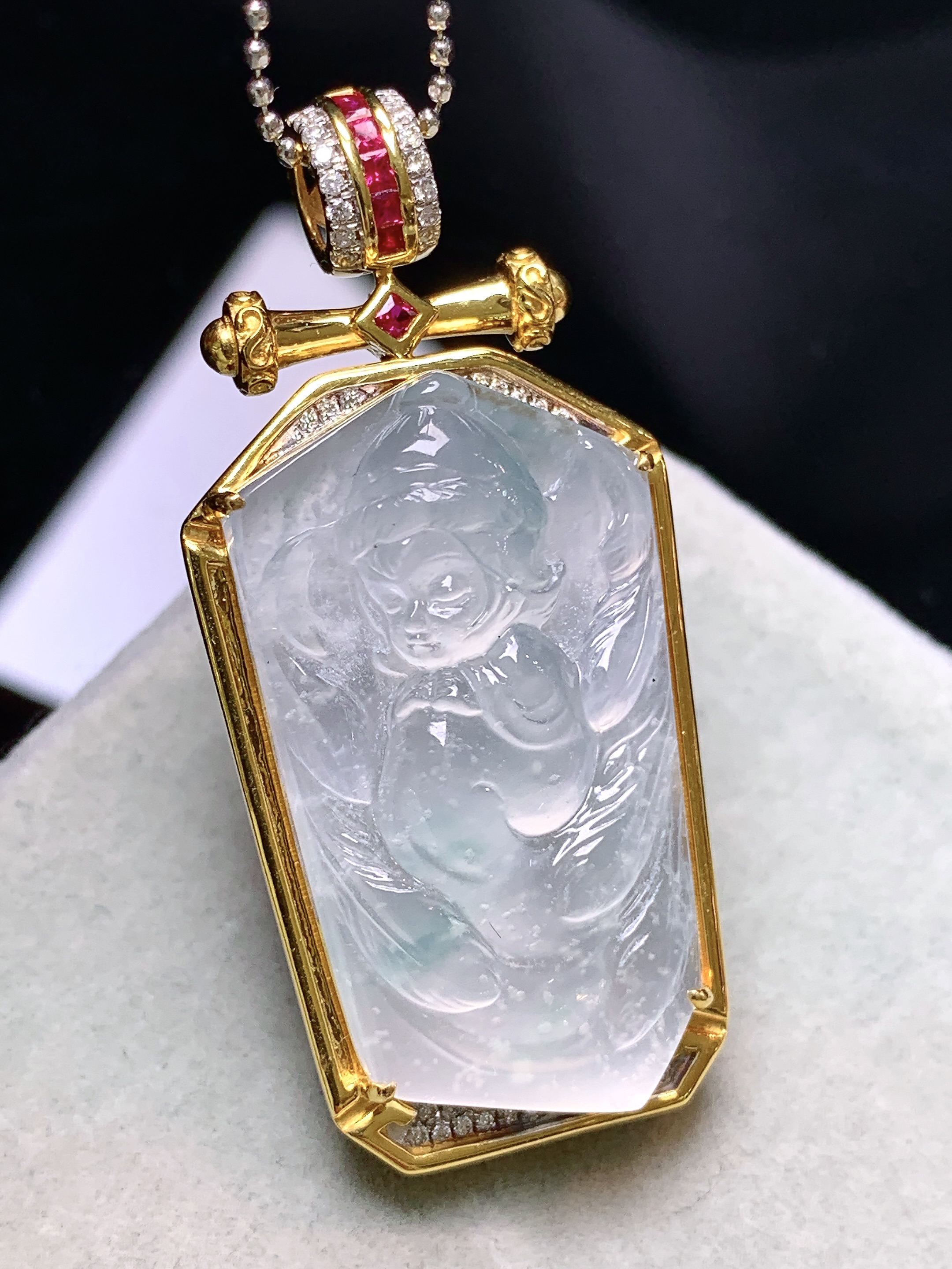 18k金钻镶嵌冰种宝宝观音吊坠 玉质细腻 色泽艳丽清新 水润亮眼 整体尺寸45.3*21.2*9.8