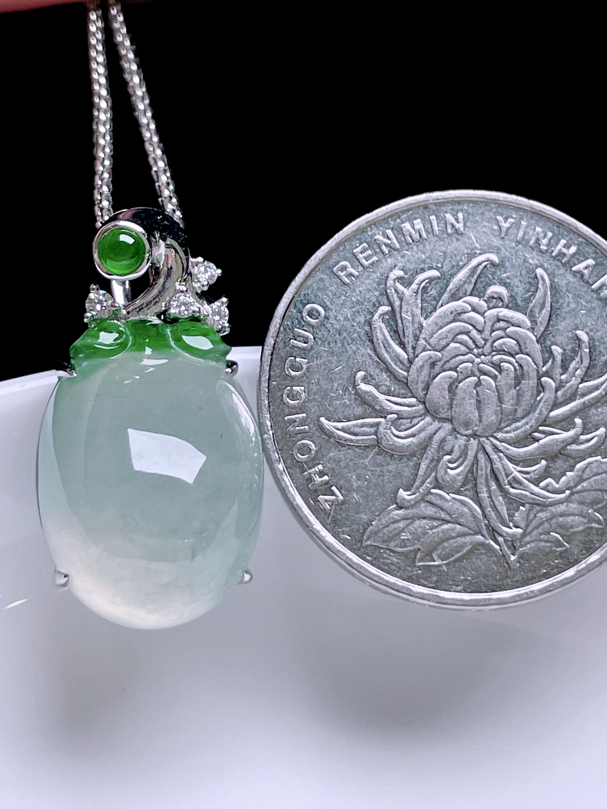 冰飘绿花福瓜 
花色灵动，种老起光饱满，18k金镶嵌
整体：24/12.8/9.3
裸石：17/12.8..