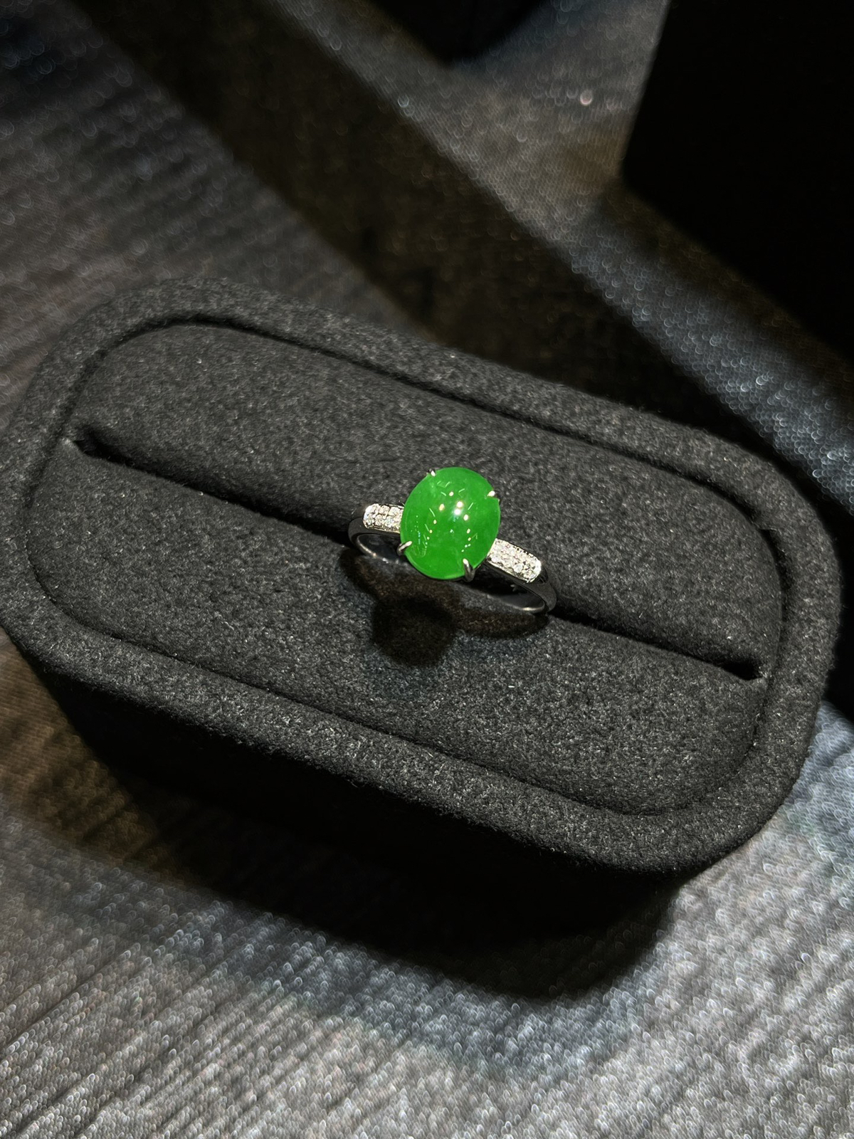 裸镶辣绿满色蛋面戒指
-素金裸镶，衬得蛋面更润更亮
尺寸看图一
18k金镶嵌..