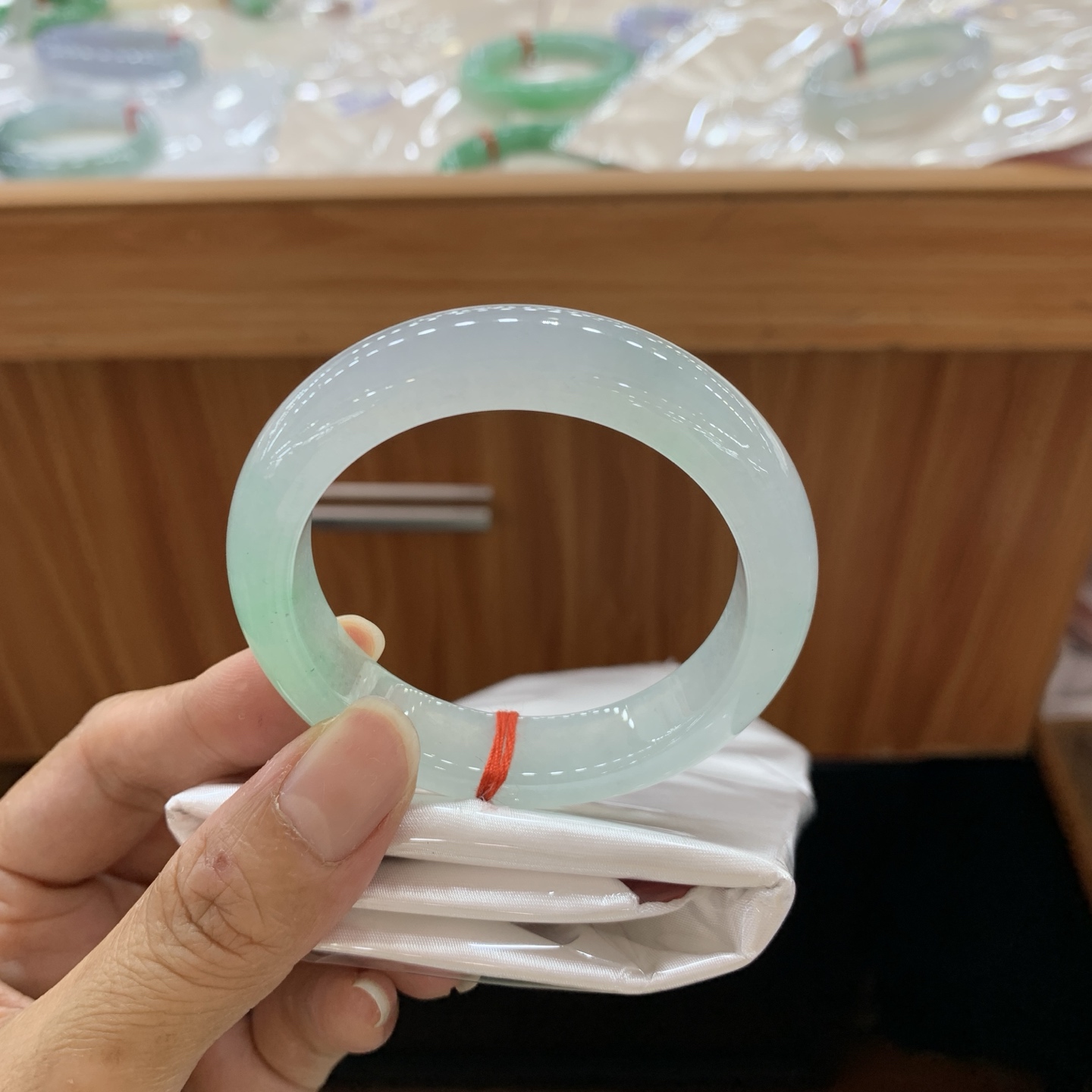 042333JM，冰绿正圈翡翠手镯，50.2/12.1/8.3