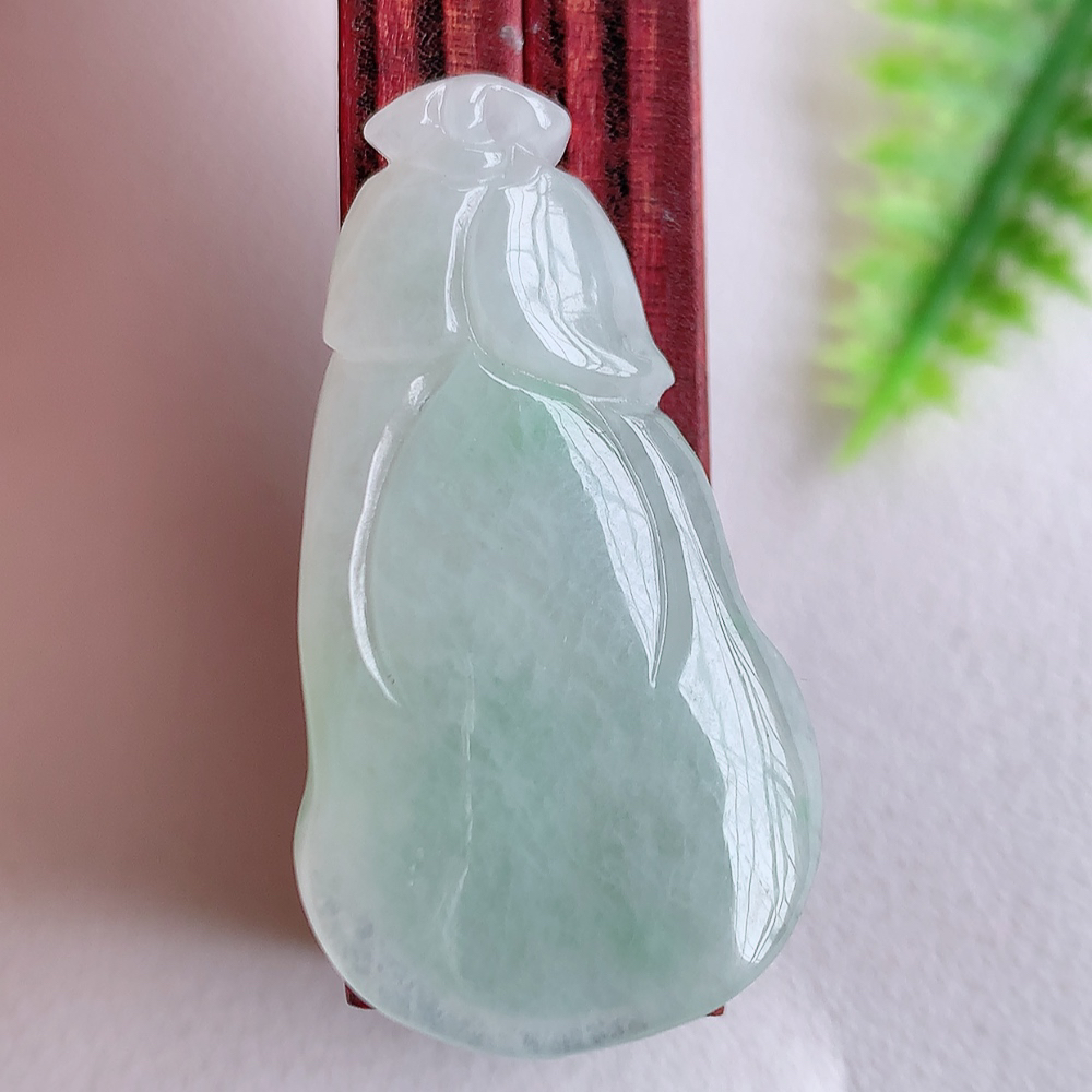 冰润飘花白菜吊坠  玉质细腻，巧雕白菜，叶脉纹理细密，饱和紧密;茎叶粗壮有力，白菜”音通“百财”，“玉”通“遇”，合起来就是“遇百财”之意，寄予事业生活中财源广进，一帆风顺 W357.22尺寸：34.5-18.5-7.6mm