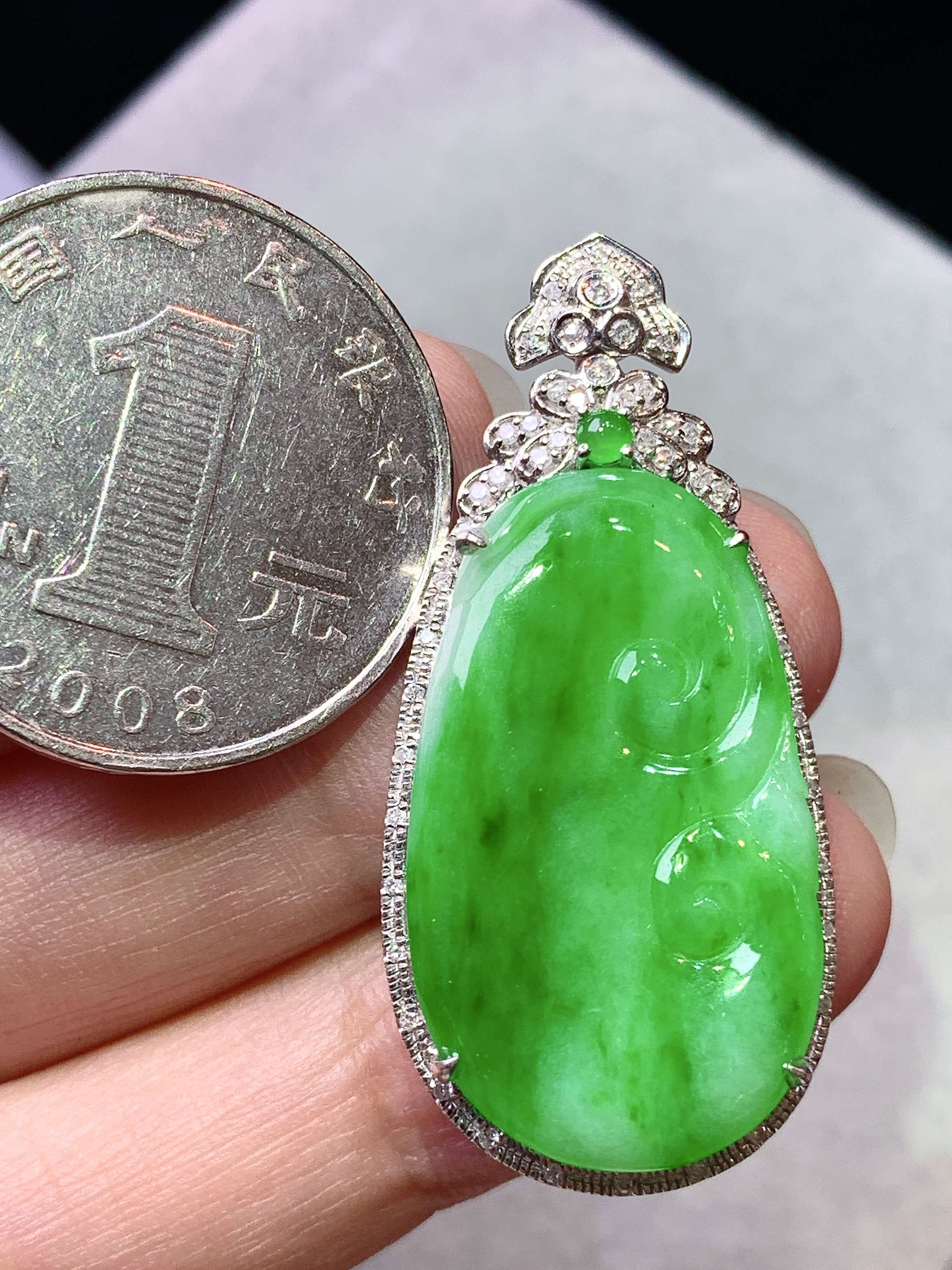 18k金钻镶嵌阳绿如意吊坠 玉质细腻 色泽艳丽清新 水润亮眼 整体尺寸39.5*18.2*6.2yz