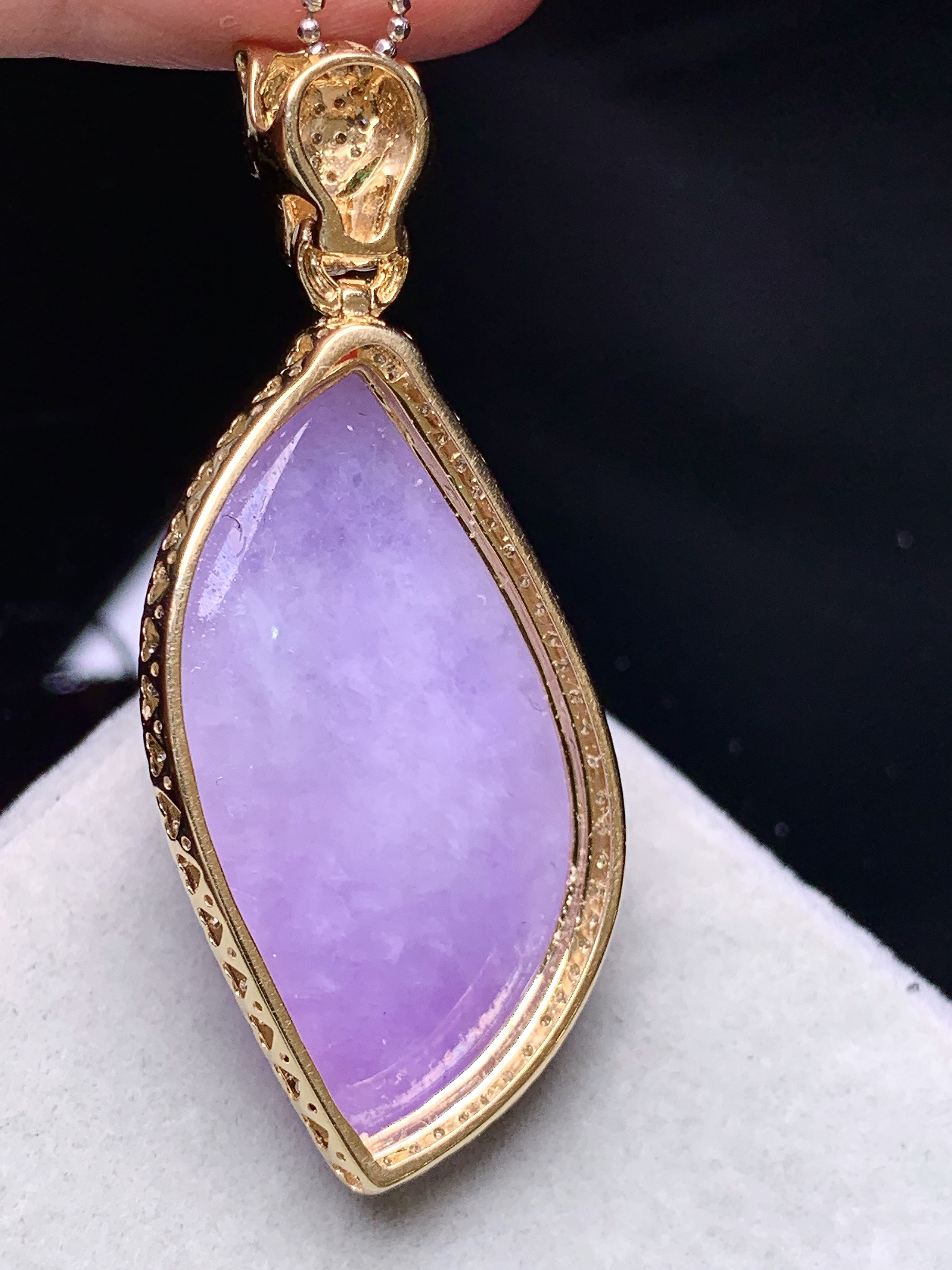 18k金钻镶嵌紫罗兰随形吊坠 玉质细腻 色泽艳丽清新 水润亮眼 整体尺寸47.5*19.8*8.8b1