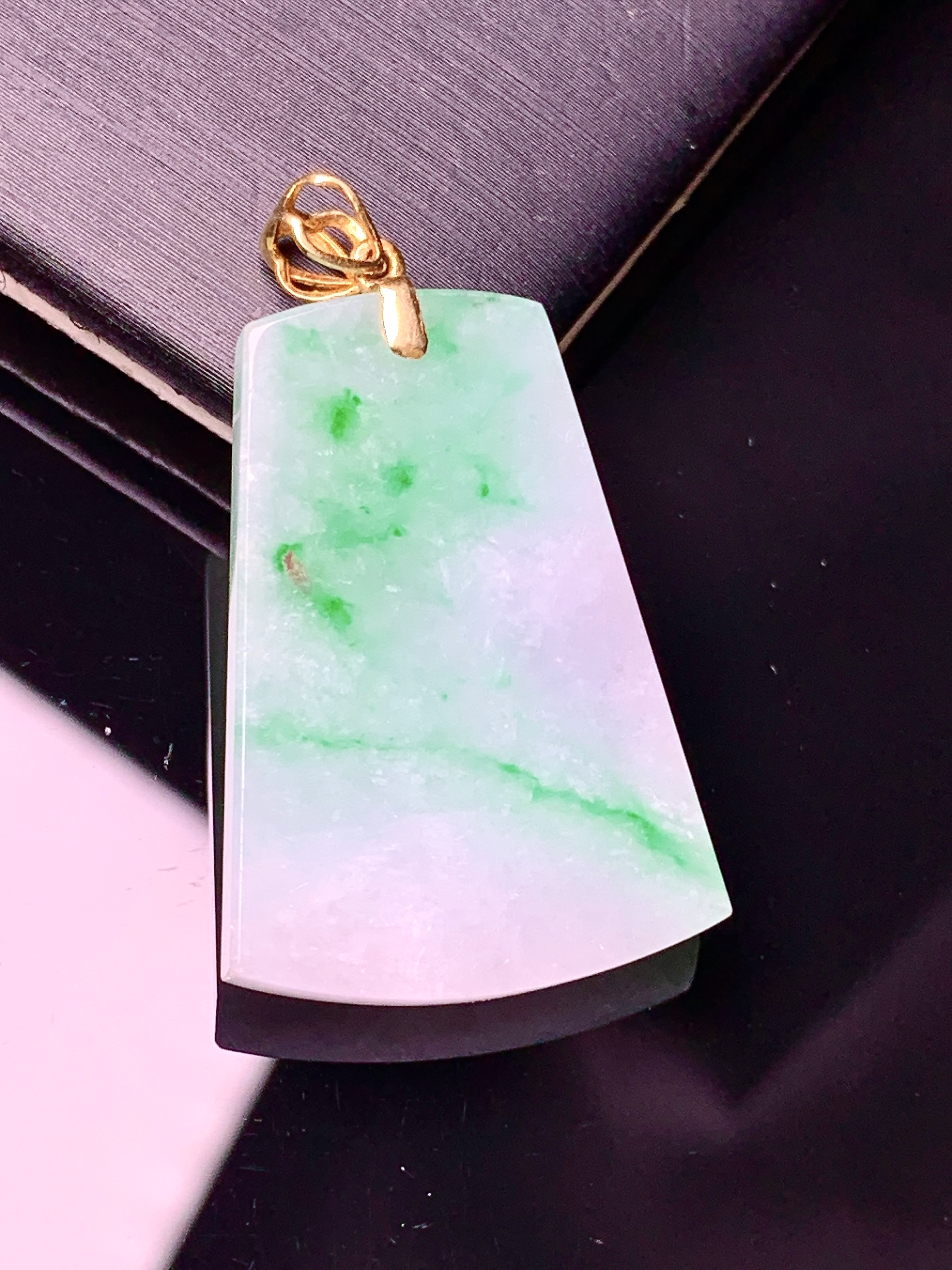 18k金钻镶嵌飘绿无事牌吊坠 玉质细腻 色泽艳丽清新 水润亮眼 整体尺寸35*20*3.8L4