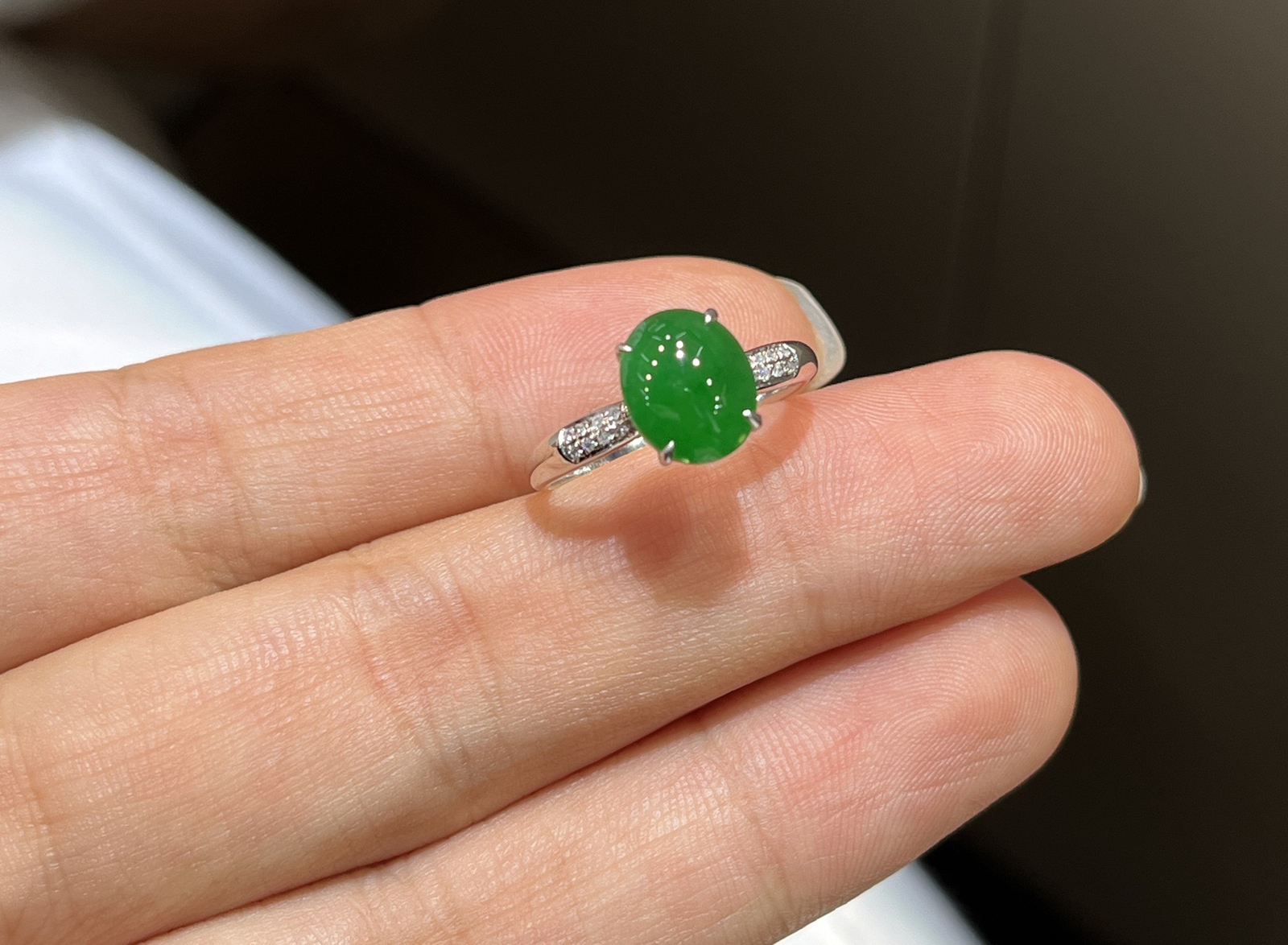 裸镶辣绿满色蛋面戒指
-素金裸镶，衬得蛋面更润更亮
尺寸看图一
18k金镶嵌..