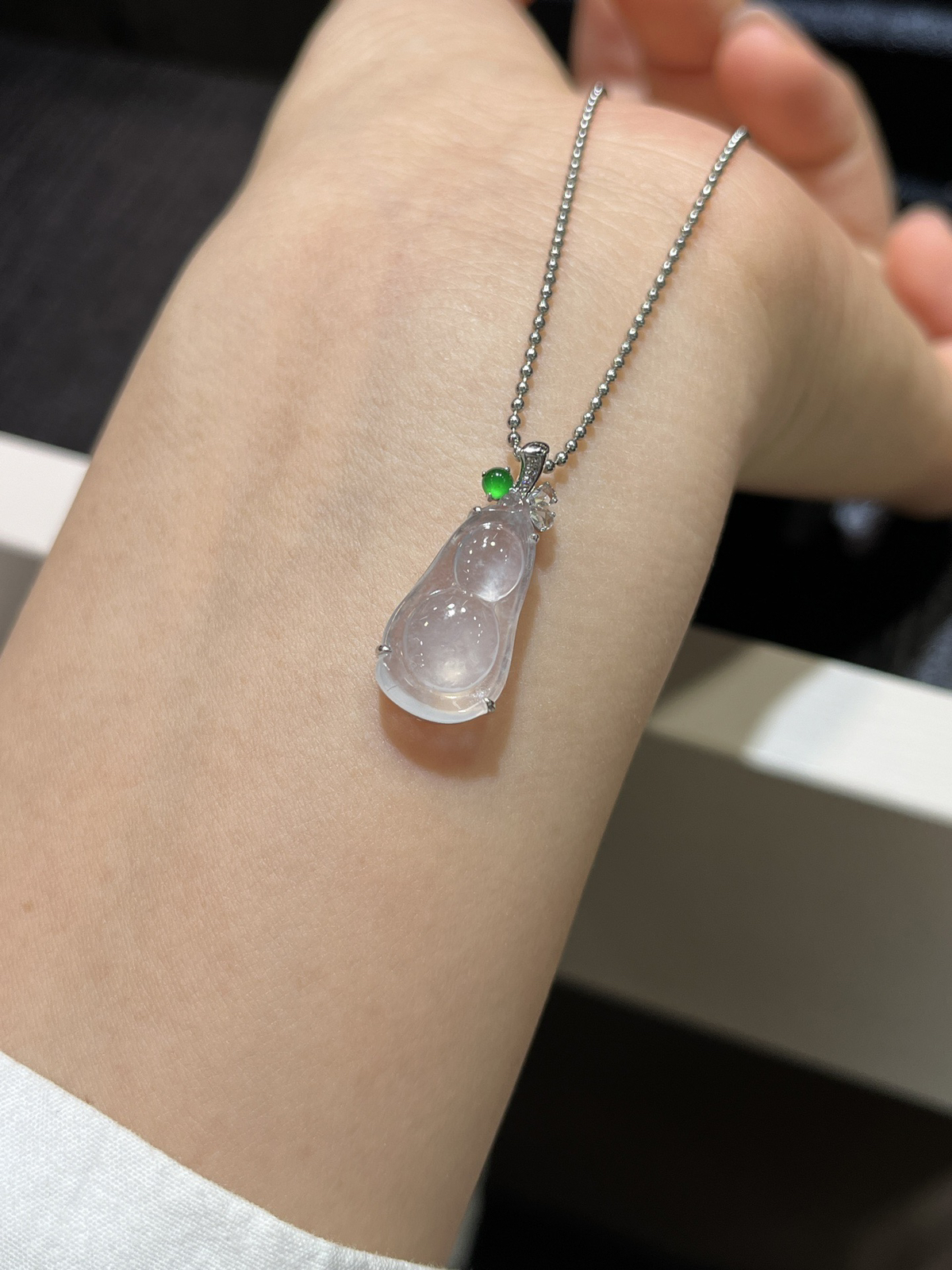 高冰裸镶福豆……
尺寸看图一
18k金镶嵌..