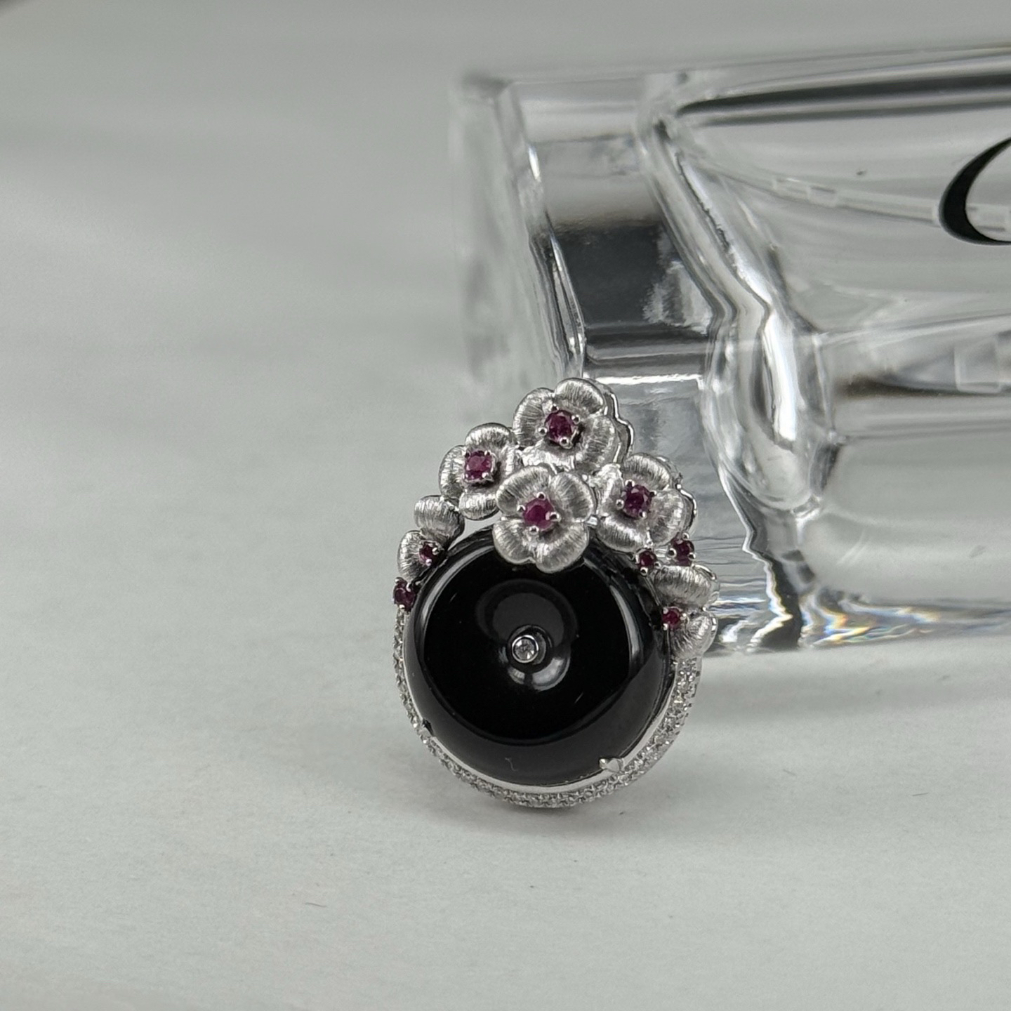 精品18k墨翠平安扣吊坠 种好色正 黑度极好 打灯通透 油性十足 重金豪镶 尺寸21.5