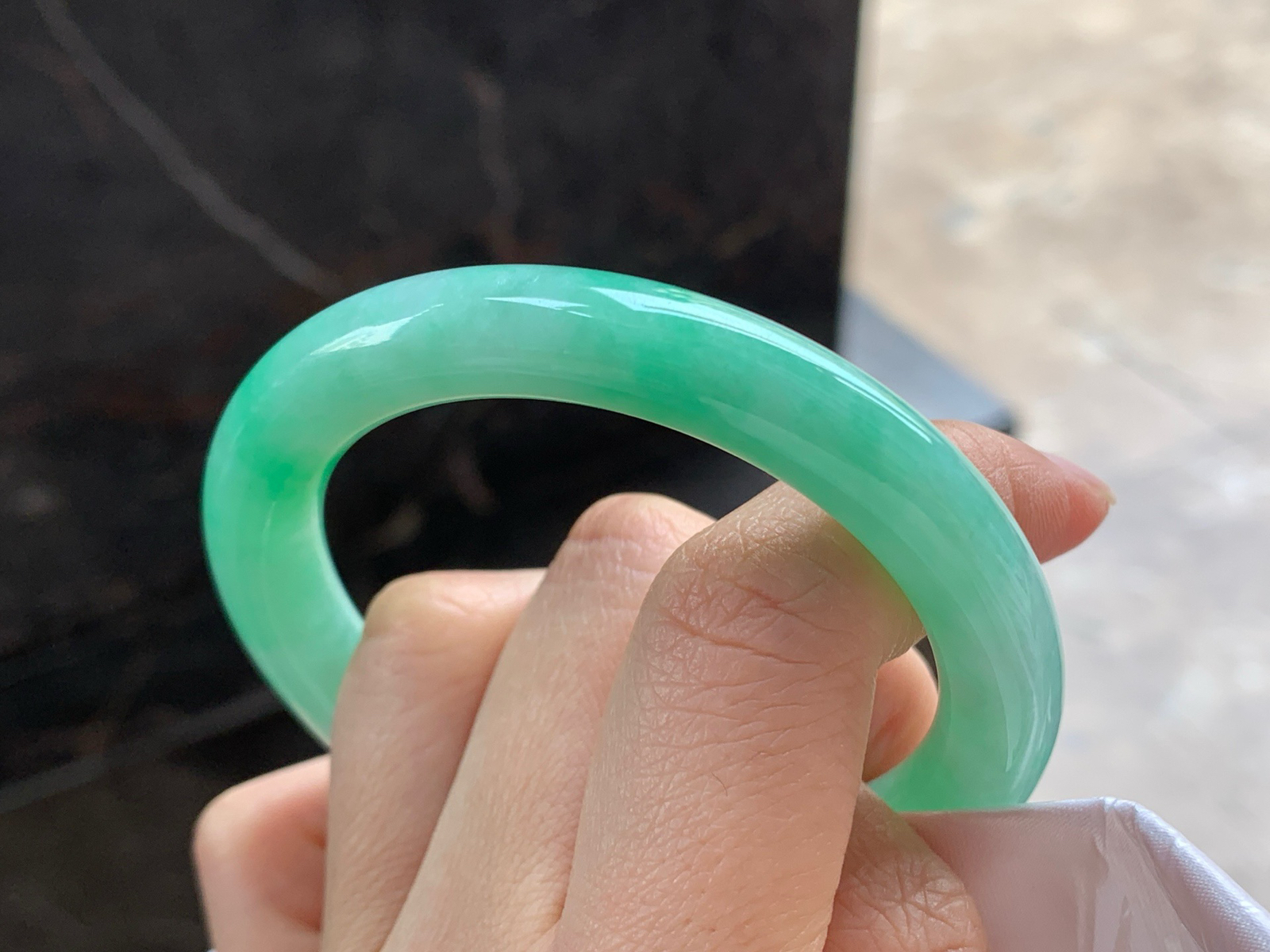 52.5-9.5

带色圆条手镯^_^玉质温润