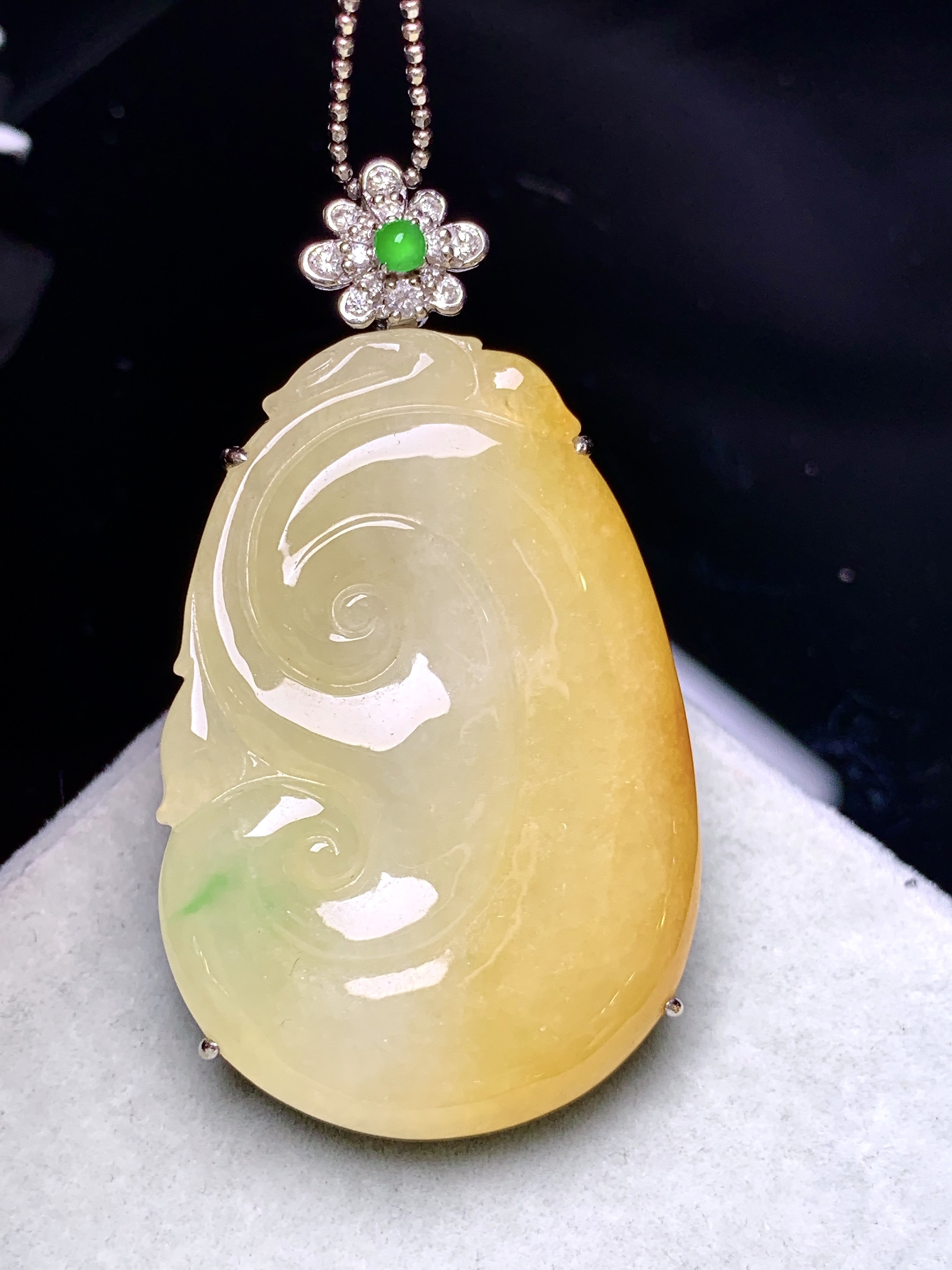 18k金钻镶嵌黄翡如意吊坠 玉质细腻 色泽艳丽清新 水润亮眼 整体尺寸47*26*6.5b1