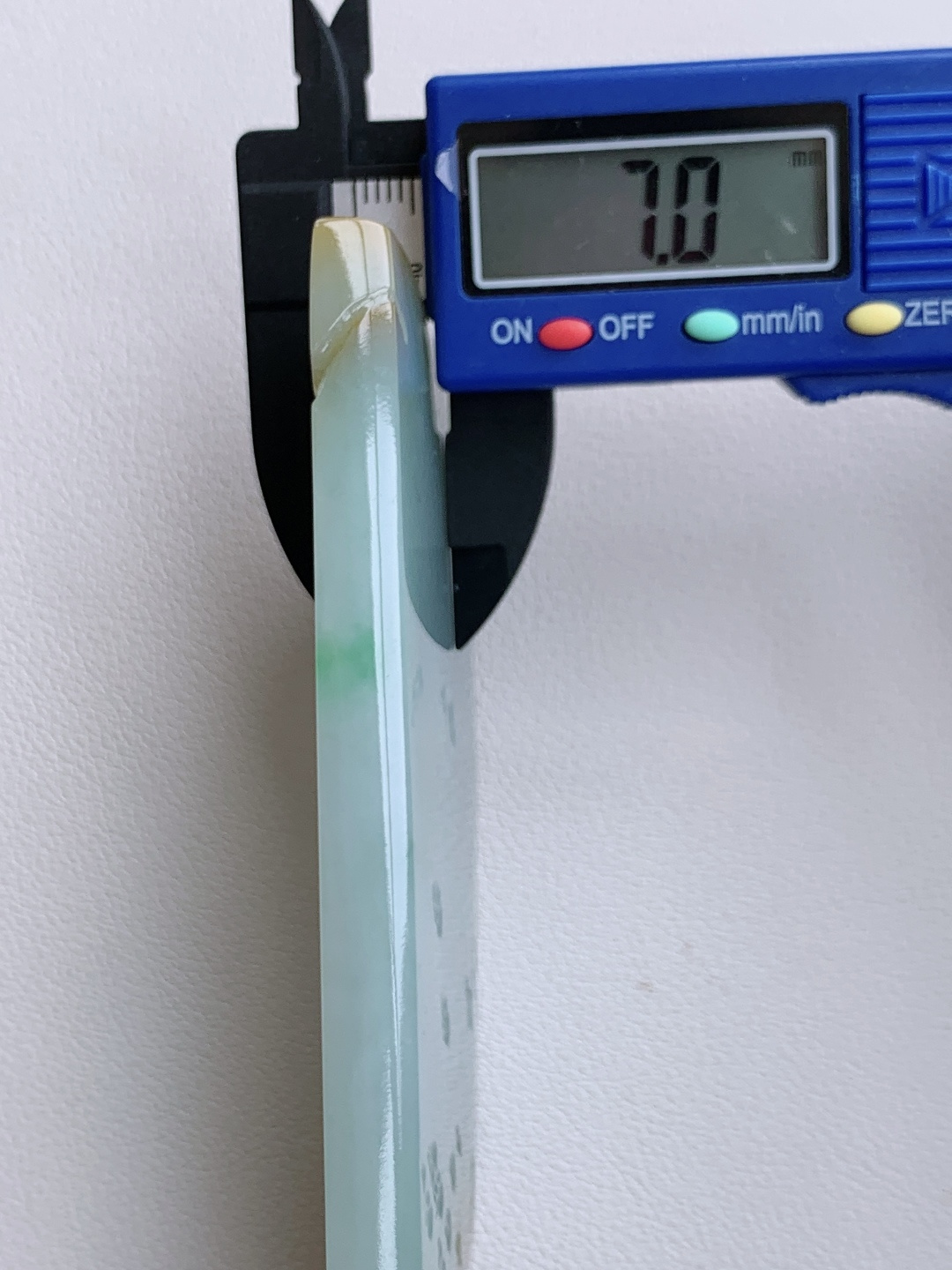 ️冰黄翡/冰晴水牌子料/片料/板料/特色料，可做牌子、人物、山水、动物、花件……等推荐参考，101.2/55/7，102.9克，材料优选，晴水生烟色，黄翡凝暖光。这方冰黄翡料，如将暮春的晴光与浅金融于玉间，冰润的底色漾着远山淡青，边角的暖黄似夕照落溪，清润中带着温柔的暖意，将山野晨昏的灵秀，都凝于这一方方寸之间。