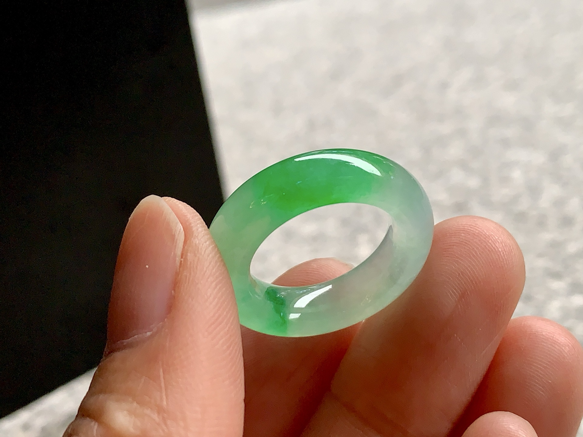 ️ 手指间一抹绿•翡翠戒圈，尺寸6.1×5.1内径16.4圈口11