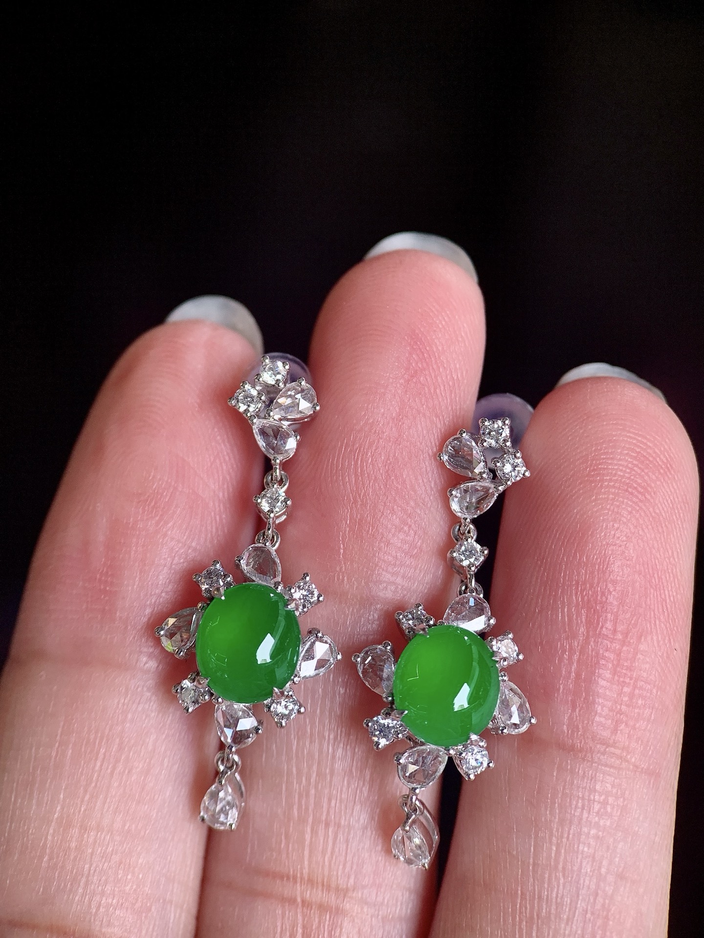 ️ 18k金镶嵌绿蛋面耳坠，灵动摇曳，诠释东方雅致，尺寸30.2×12×6.5，裸石7.3×7×2