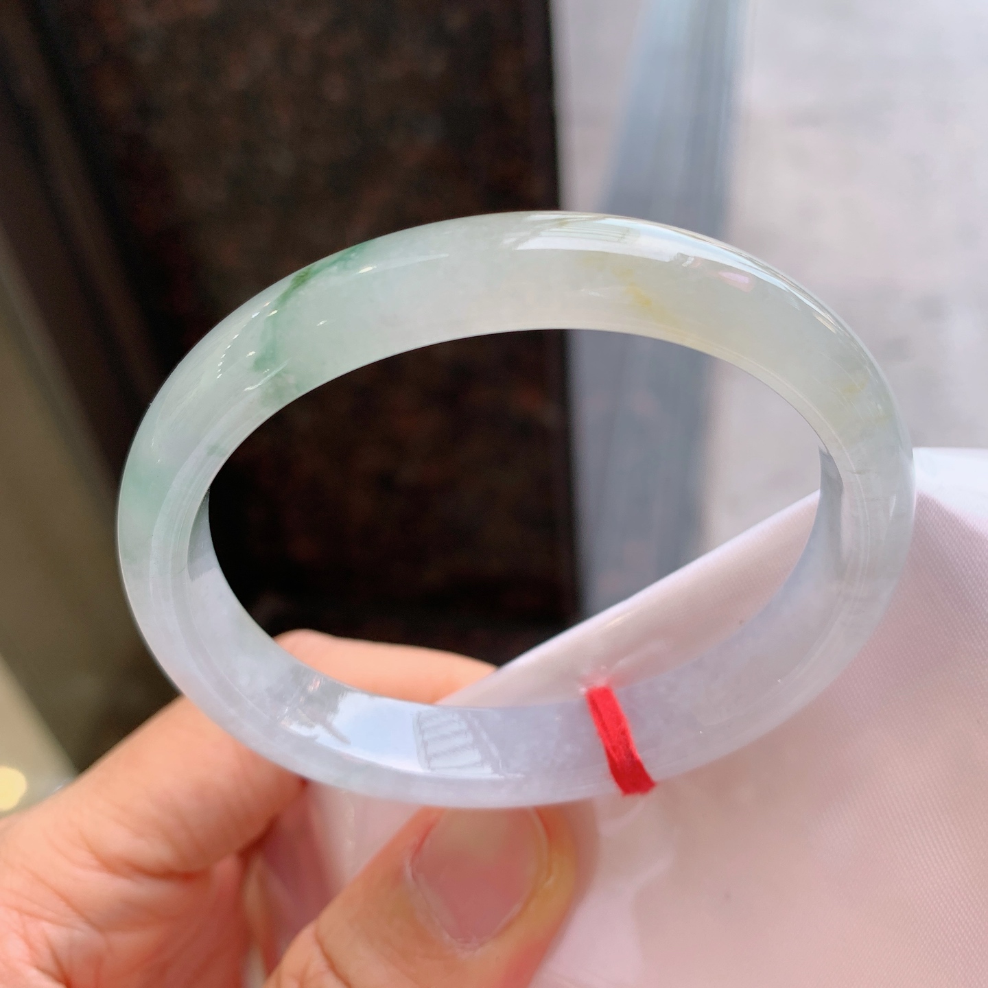 贵妃冰黄翡飘花，有纹，尺寸：55/48/11.4/7，冰润