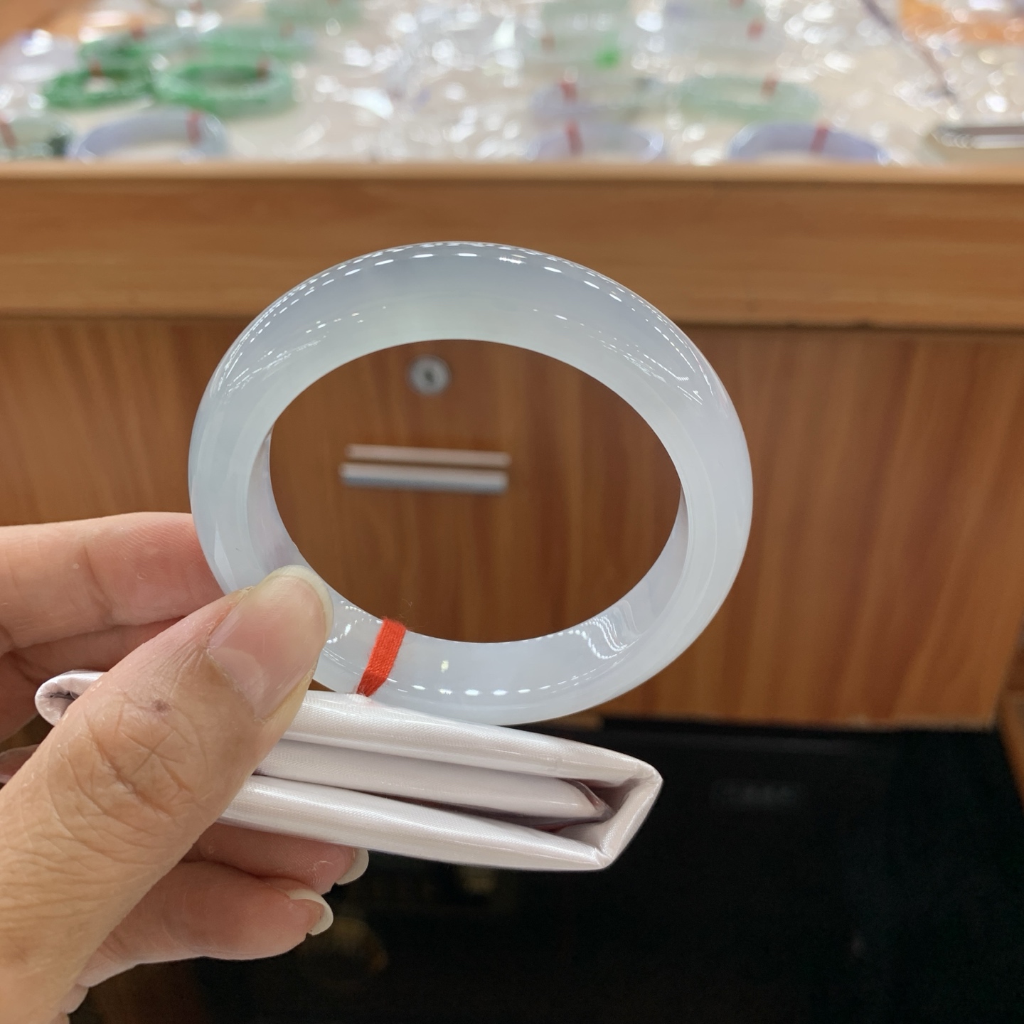 042416WZY，冰底色正圈翡翠手镯，51-12-8.2