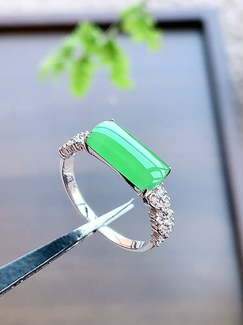 高冰阳绿马鞍戒指，18k金镶嵌，无裂，性比高，色正阳绿，11.5/5.5/2.1，圈口14号，重量2