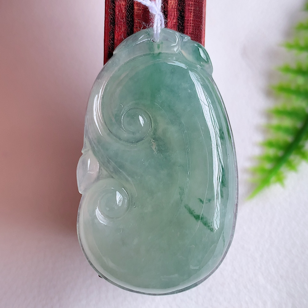 冰润飘花吉祥如意翡翠吊坠  寓意“万事如意，吉祥如意,福寿绵长 心想事成”饱满大气，通透水润  W1