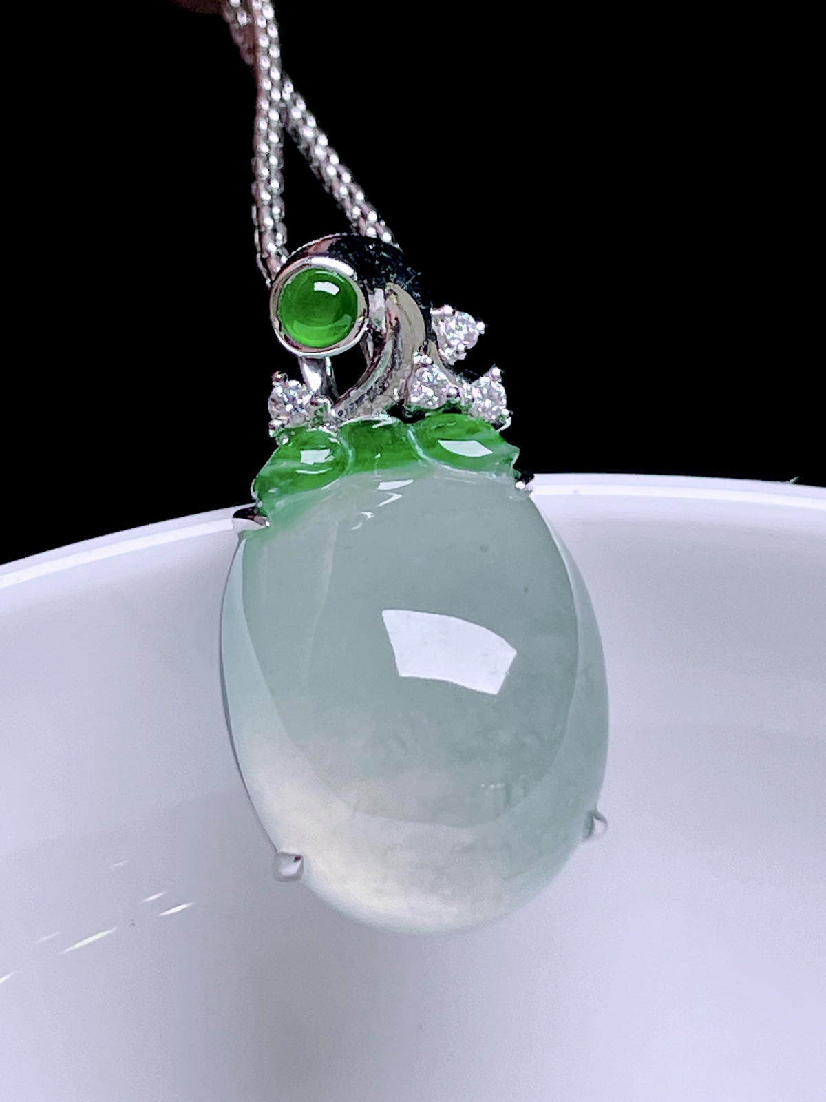 冰飘绿花福瓜 
花色灵动，种老起光饱满，18k金镶嵌
整体：24/12.8/9.3
裸石：17/12.8..