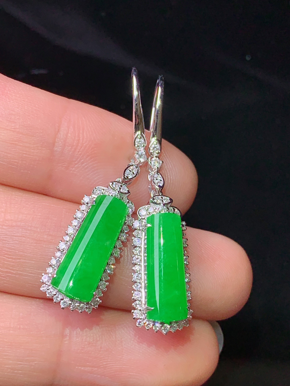 18k金钻镶嵌满绿玉柱耳坠 玉质细腻 色泽清新艳丽 整体尺寸39.5*8.8*6.2