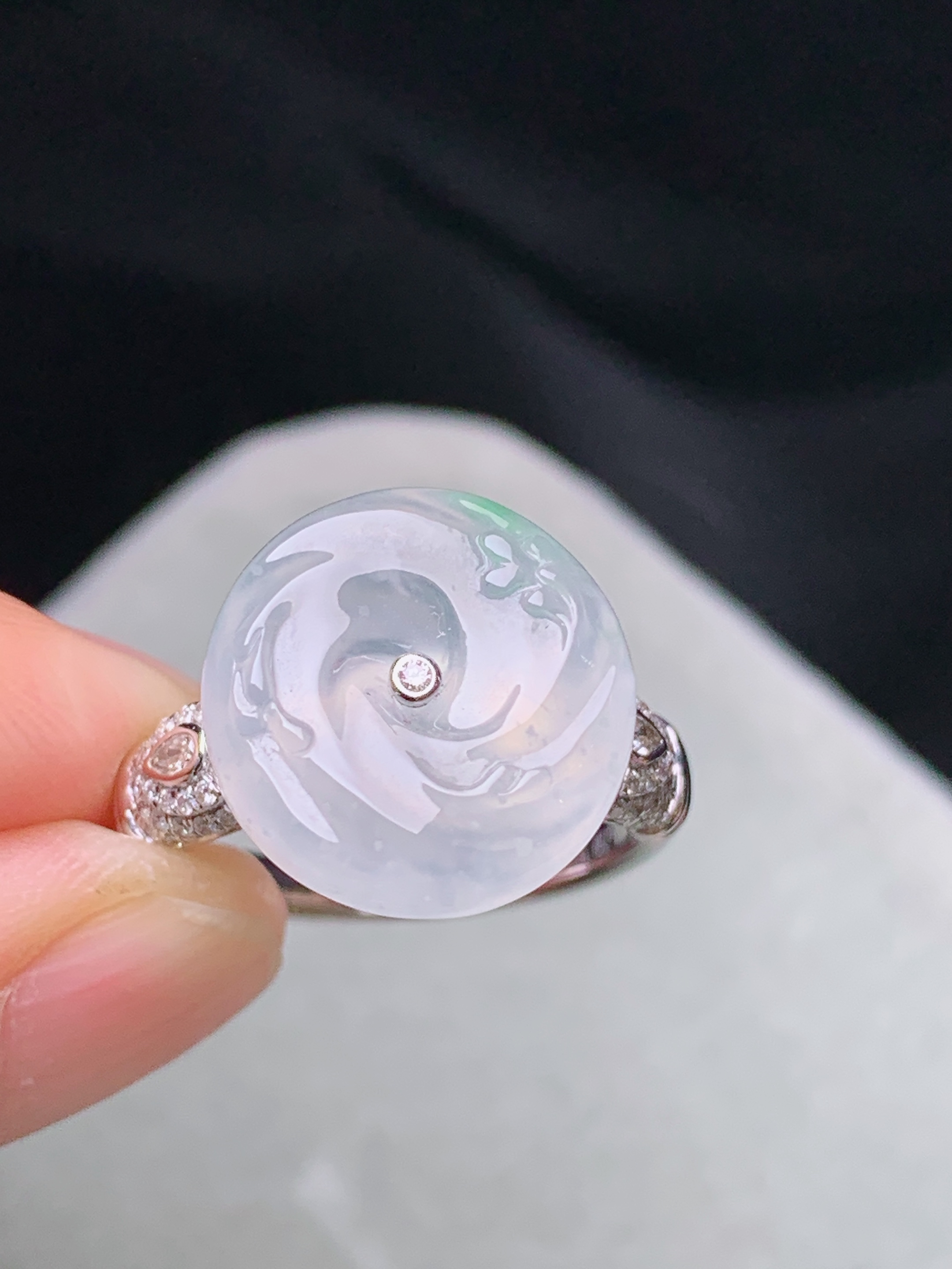 18k金钻镶嵌冰种平安扣戒指 玉质细腻 色泽艳丽清新 水润亮眼 圈口14 整体尺寸14*5.8m5