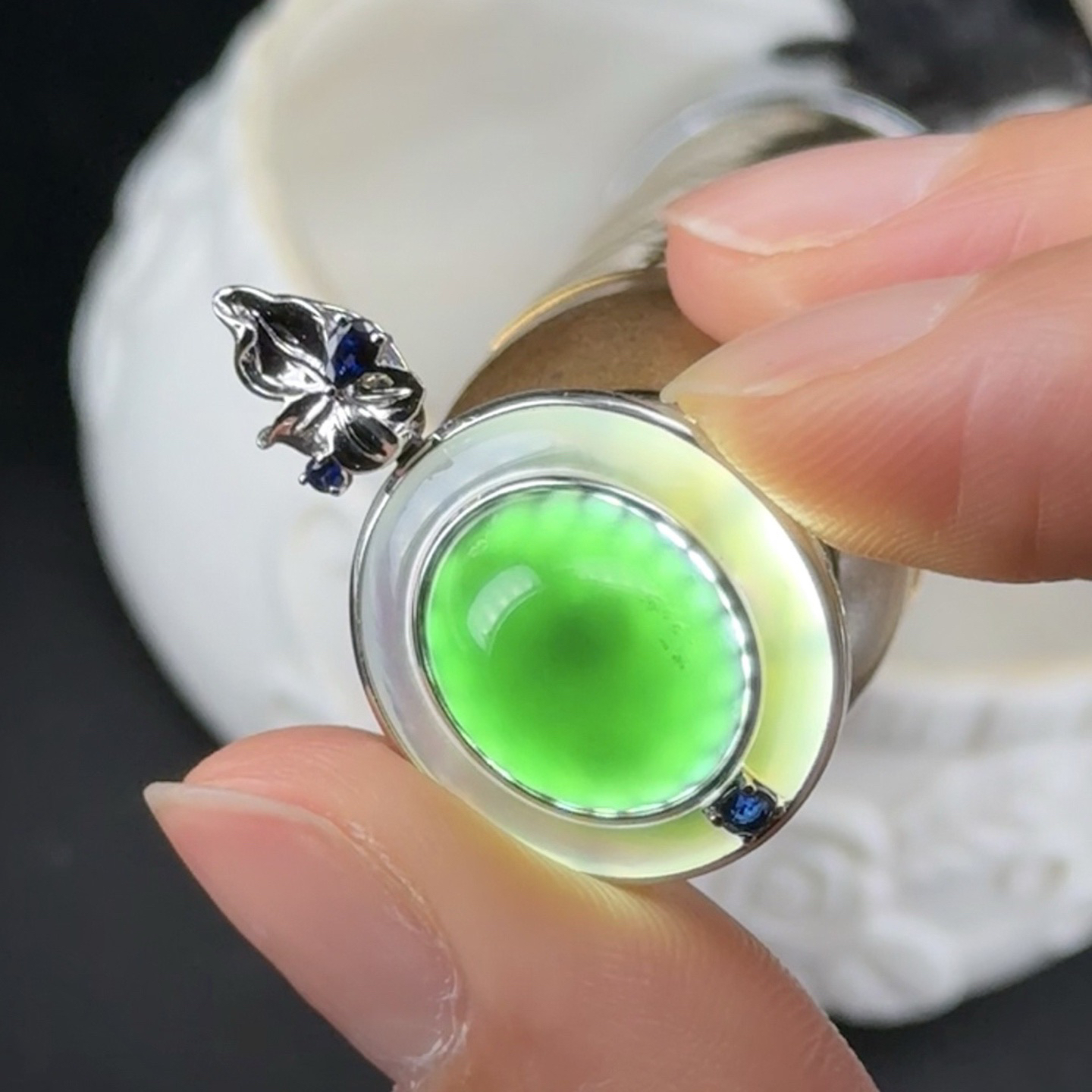 精品18k墨翠蛋面女士吊坠 种好色正 黑度极好 打灯通透 油性十足 尺寸29.7